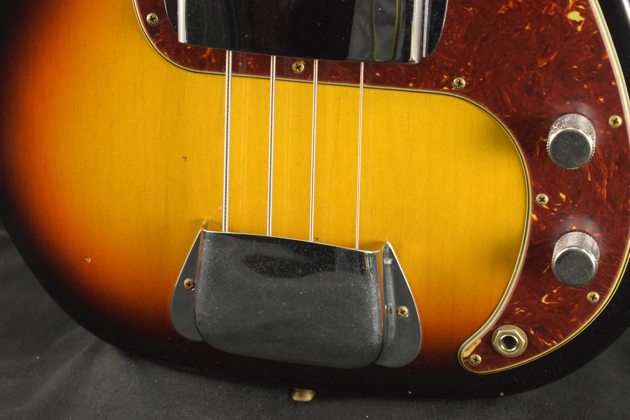 Fender Fender 1966 Precision Bass Journeyman Relic 3-Color Sunburst 3A Rosewood Fingerboard