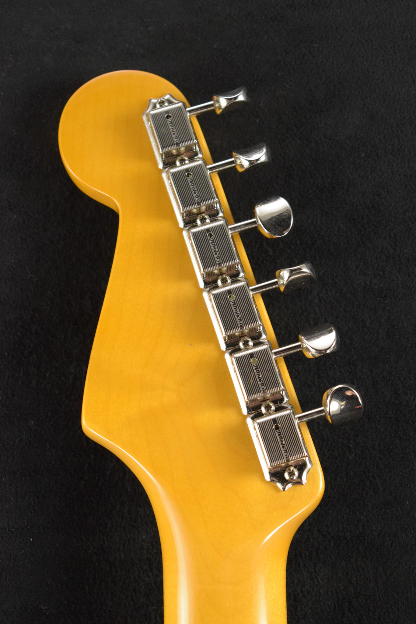 Fender Fender American Vintage II 1965 Stratocaster Candy Apple Red Round-Lam Rosewood Fingerboard