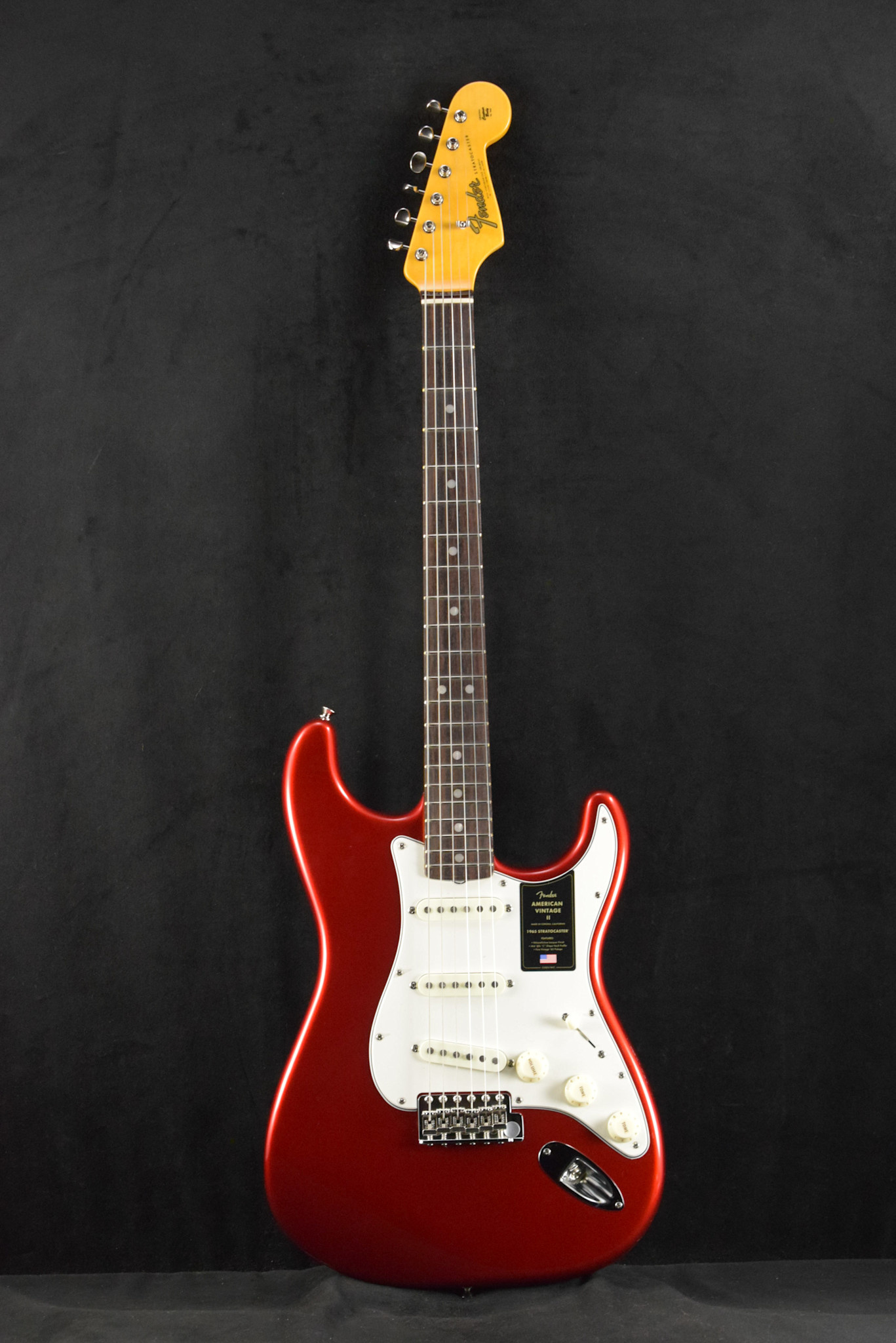 Fender Fender American Vintage II 1965 Stratocaster Candy Apple Red Round-Lam Rosewood Fingerboard
