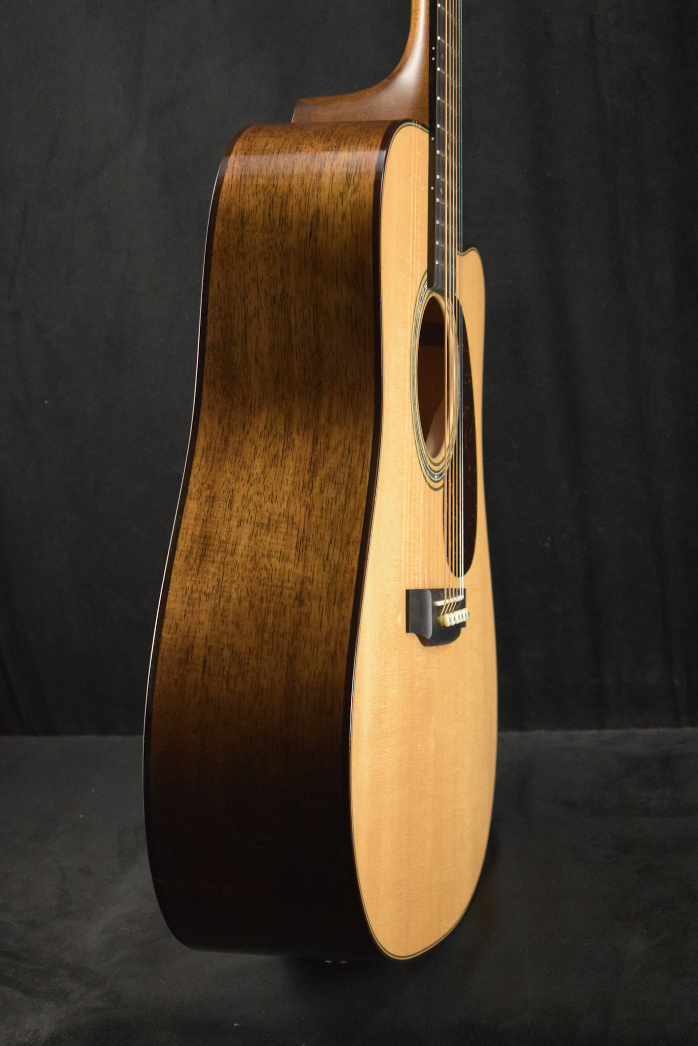 Martin Martin Custom Shop Dreadnought Acoustic-Electric Cutaway Flamed Koa/Sitka Spruce Natural Gloss