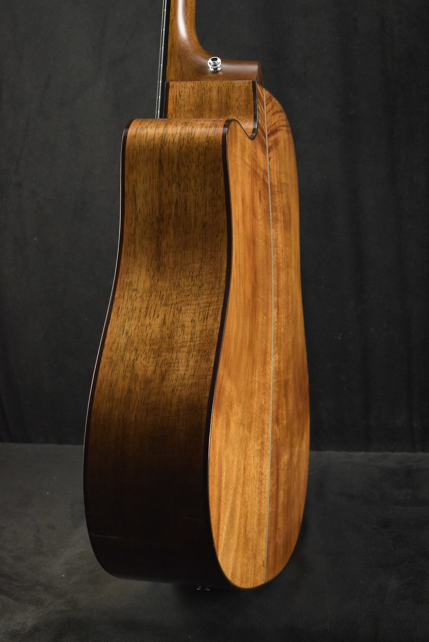 Martin Martin Custom Shop Dreadnought Acoustic-Electric Cutaway Flamed Koa/Sitka Spruce Natural Gloss