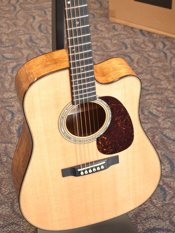 Martin Martin Custom Shop Dreadnought Acoustic-Electric Cutaway Flamed Koa/Sitka Spruce Natural Gloss
