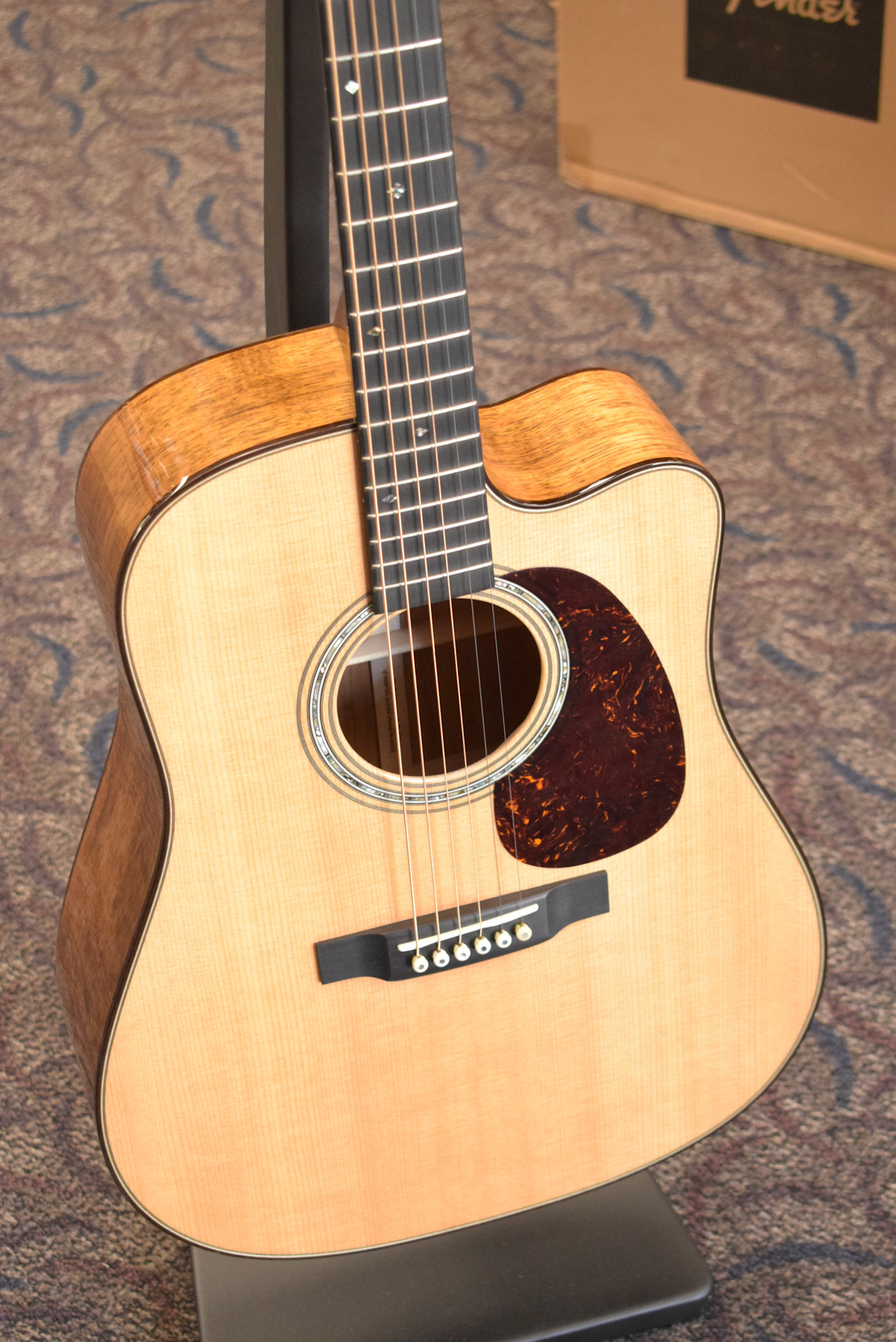 Martin Martin Custom Shop Dreadnought Acoustic-Electric Cutaway Flamed Koa/Sitka Spruce Natural Gloss