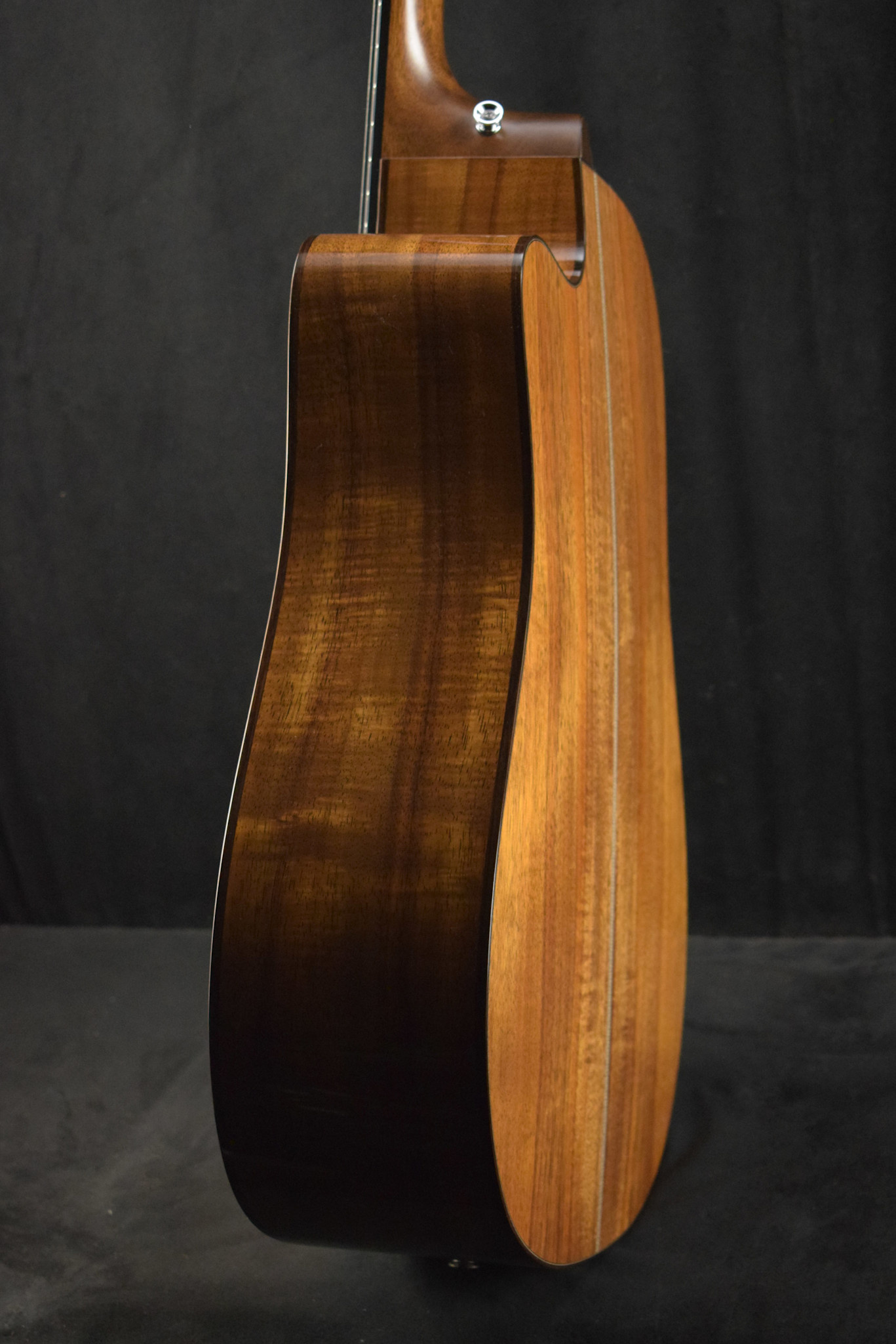 Martin Martin Custom Shop Dreadnought Acoustic-Electric Cutaway Flamed Koa/Sitka Spruce Natural Gloss