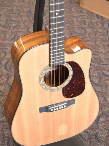 Martin Martin Custom Shop Dreadnought Acoustic-Electric Cutaway Flamed Koa/Sitka Spruce Natural Gloss