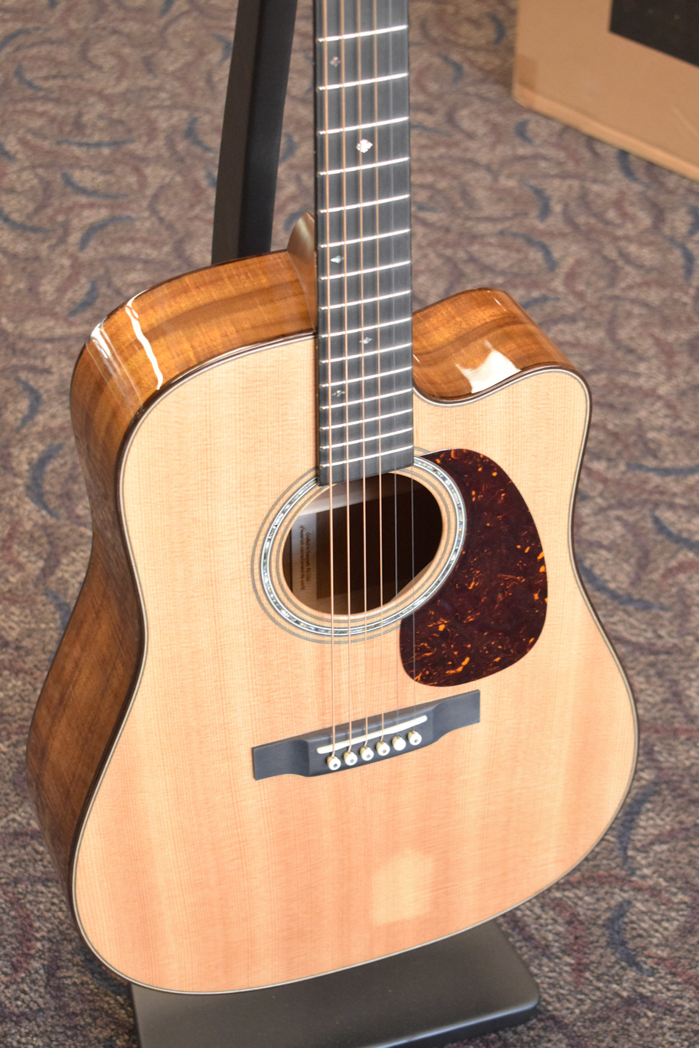 Martin Martin Custom Shop Dreadnought Acoustic-Electric Cutaway Flamed Koa/Sitka Spruce Natural Gloss