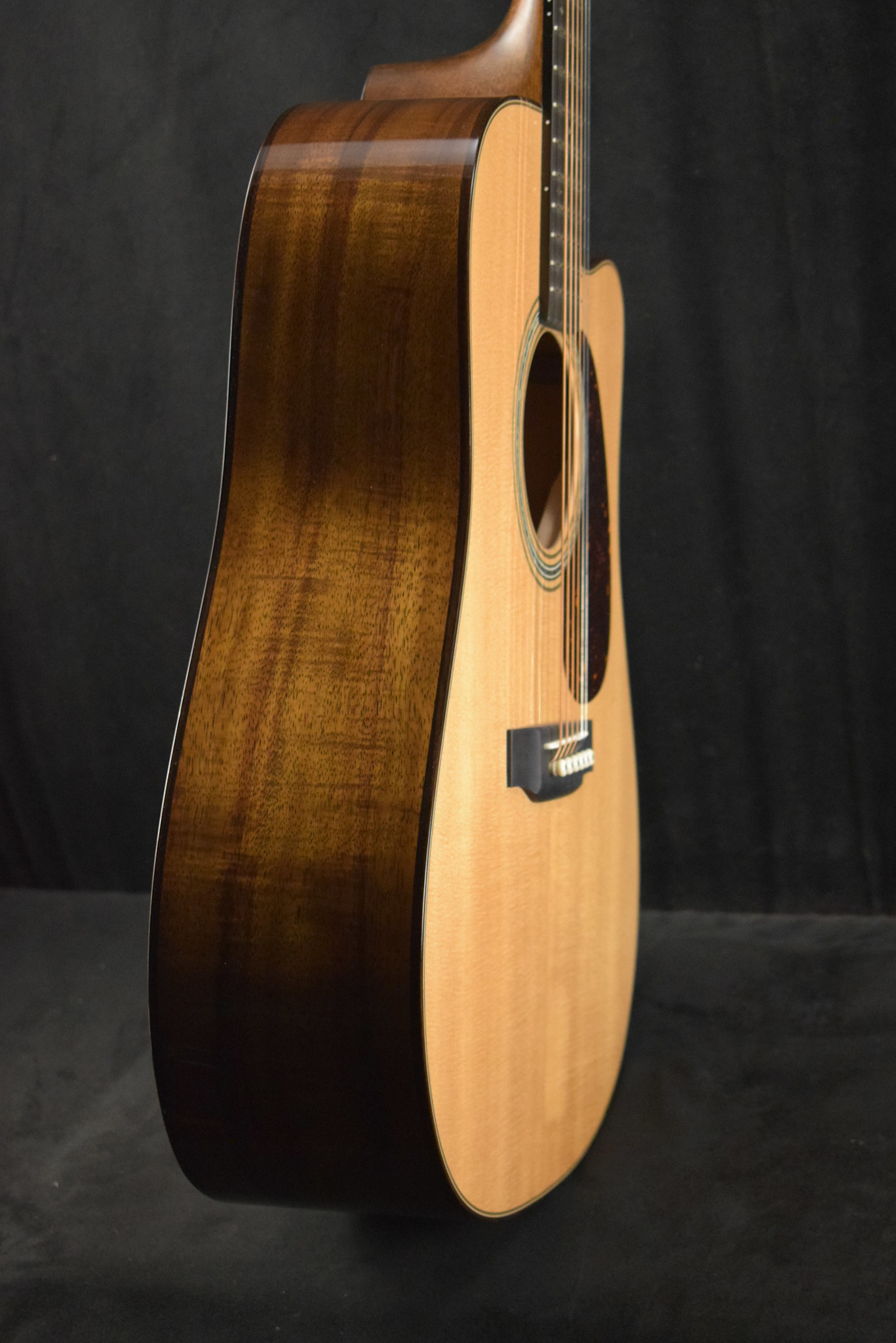 Martin Martin Custom Shop Dreadnought Acoustic-Electric Cutaway Flamed Koa/Sitka Spruce Natural Gloss