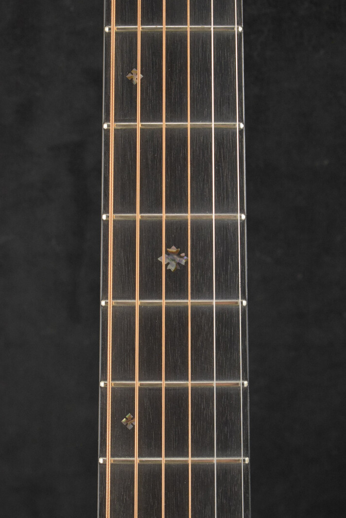 Martin Martin Custom Shop Dreadnought Acoustic-Electric Cutaway Flamed Koa/Sitka Spruce Natural Gloss