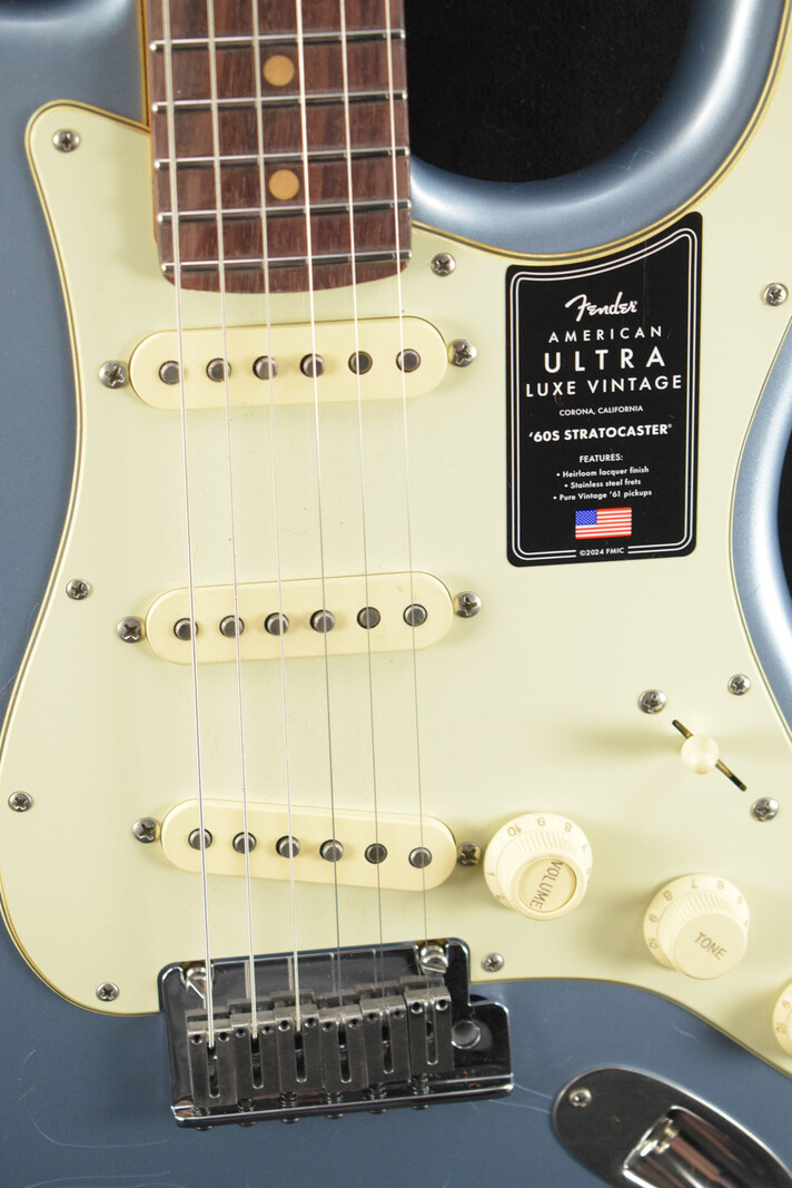 Fender Fender American Ultra Luxe Vintage '60s Stratocaster Ice Blue Metallic Rosewood Fingerboard