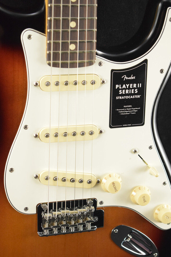 Fender Fender Player II Stratocaster 3-Color Sunburst Rosewood Fingerboard
