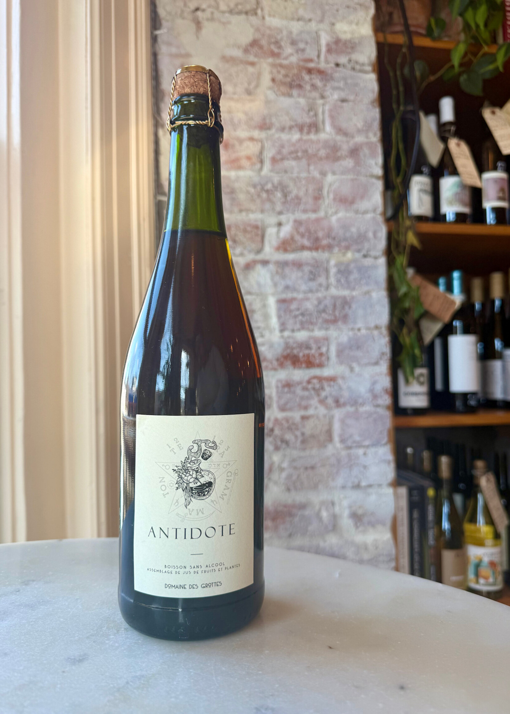 Domaine Des Grottes Antidote, Saint-Étienne-des-Ouillieres, Beaujolais, FranceNV
