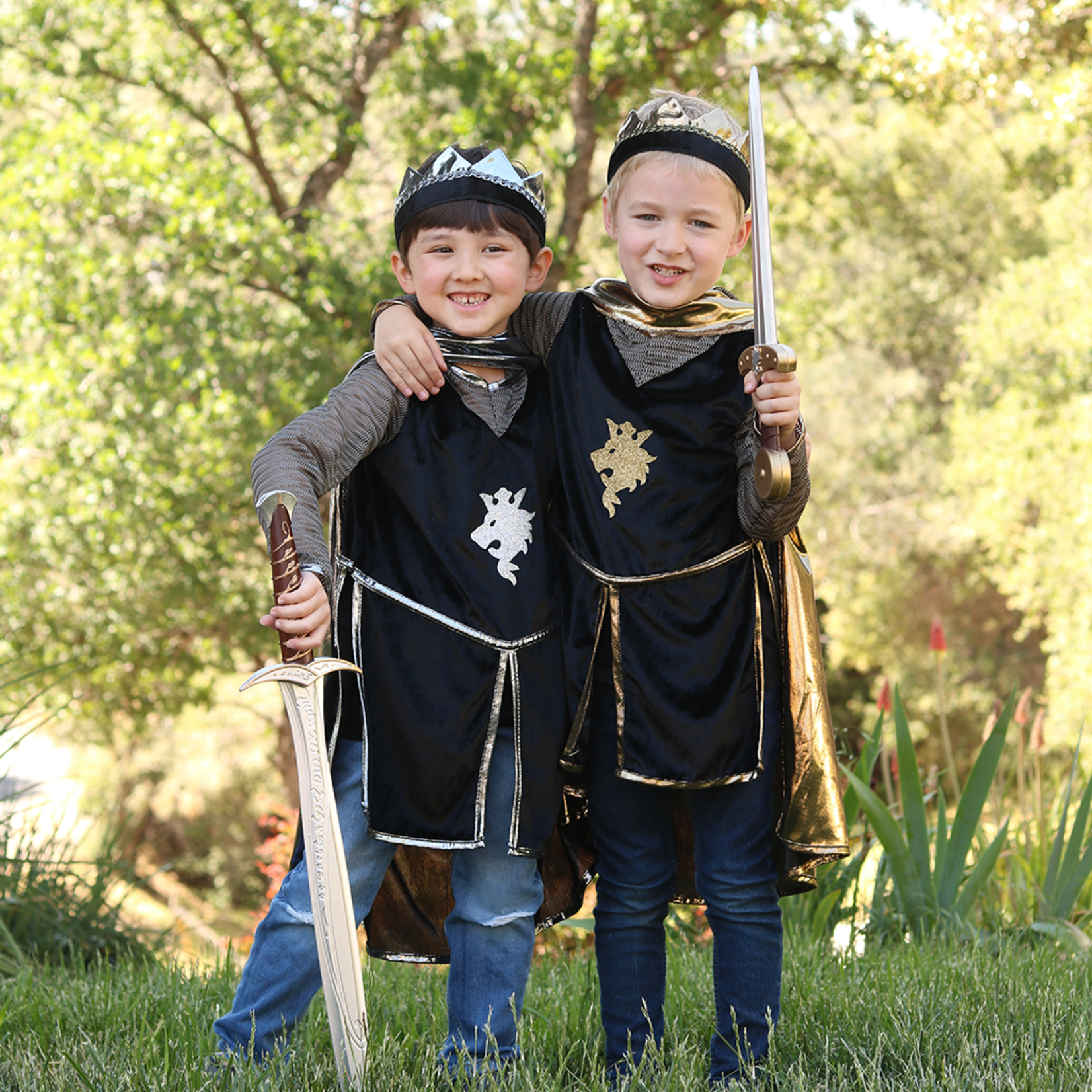 Great Pretenders GREAT PRETENDERS - Déguisement chevalier doré avec tunique, cape et couronne (5-6 ans)