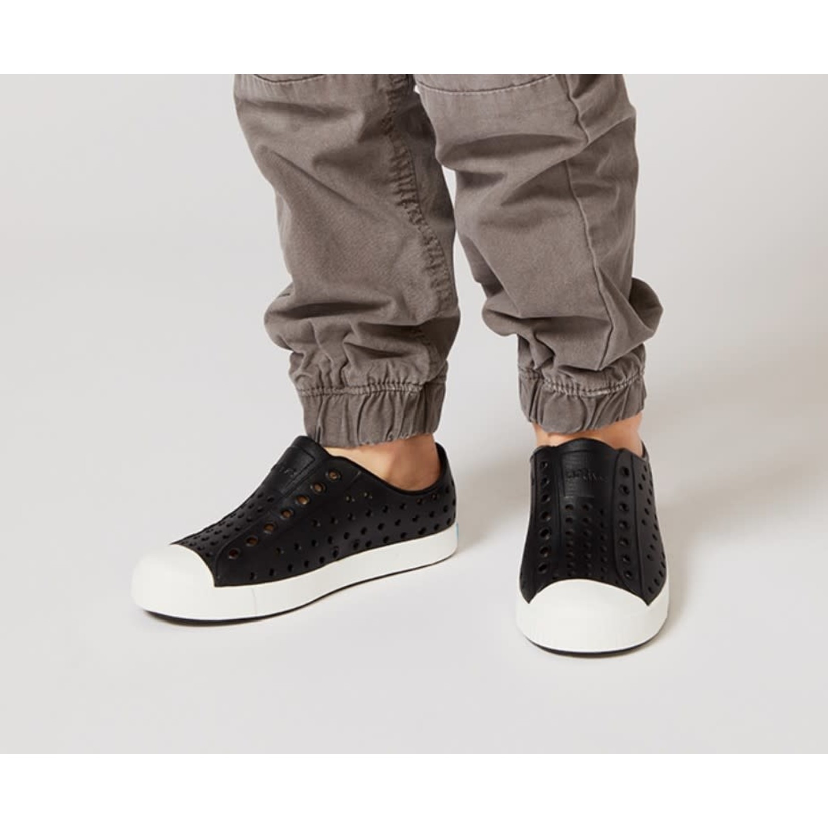 Native NATIVE - Chaussures d'eau/sandales 'Jefferson - Jiffy Black / Shell White'