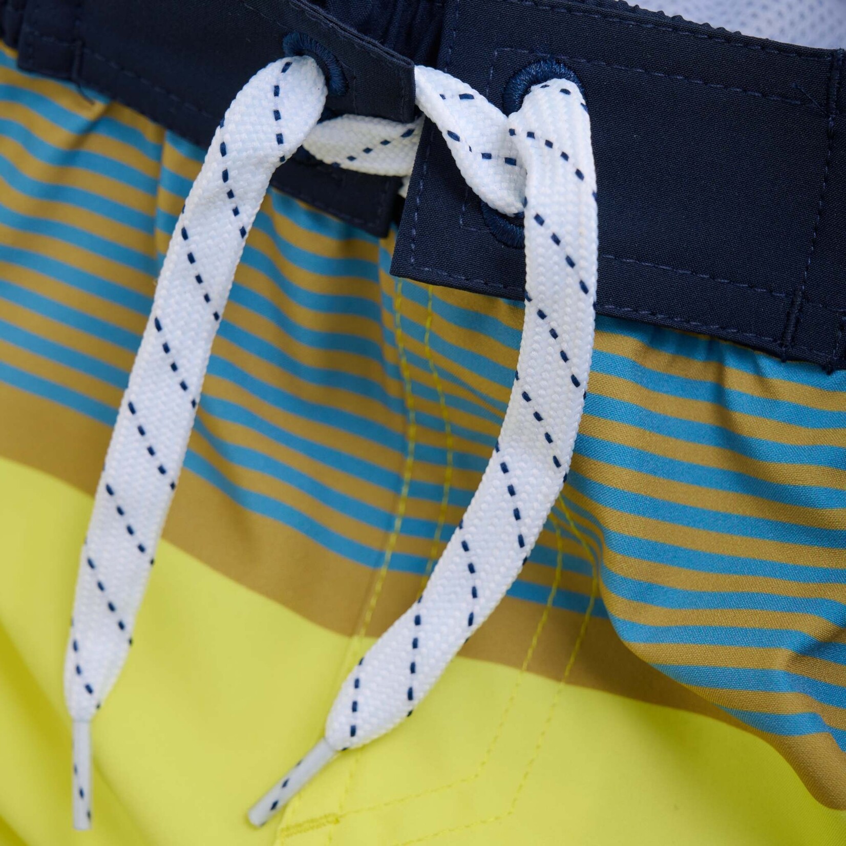 Color Kids COLOR KIDS - Short maillot à rayures jaunes, caramel et bleu marine