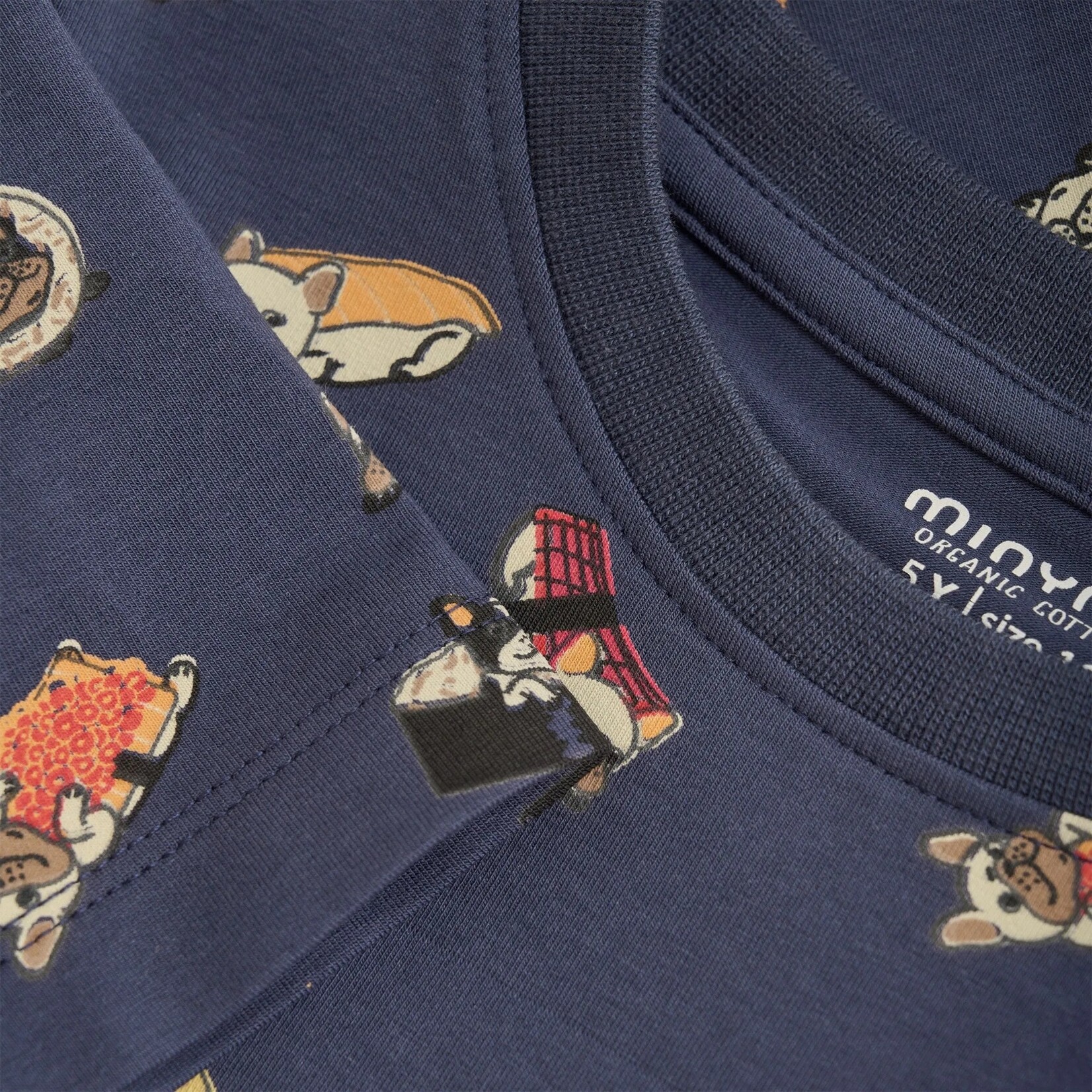 Minymo MINYMO - T-shirt bleu marine avec imprimé intégral de chiens sushis