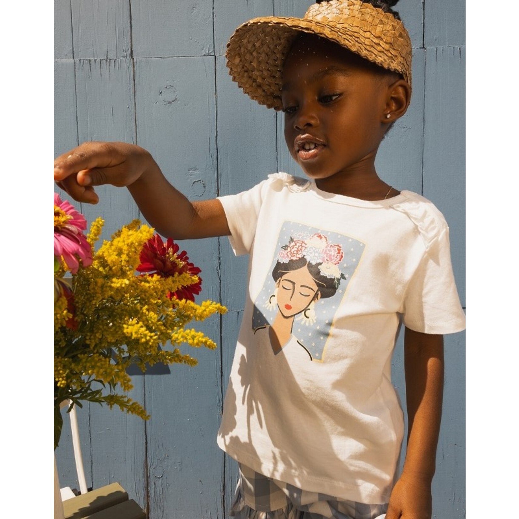 Miles the label MILES THE LABEL - T-shirt à manches courtes blanc à imprimé de portrait avec couronne de fleurs