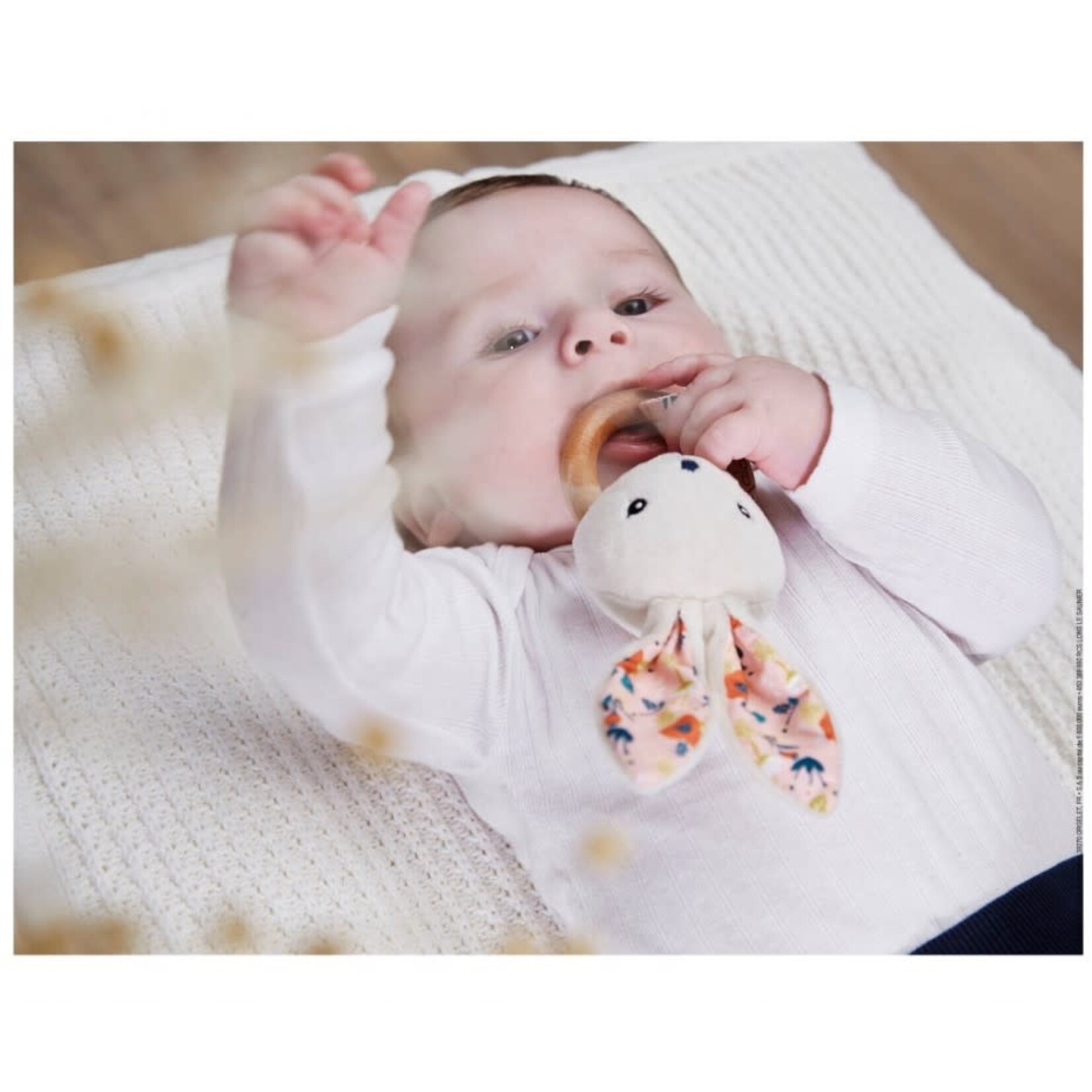 Kaloo KALOO - Rabbit rattle with wooden ring - Poppies