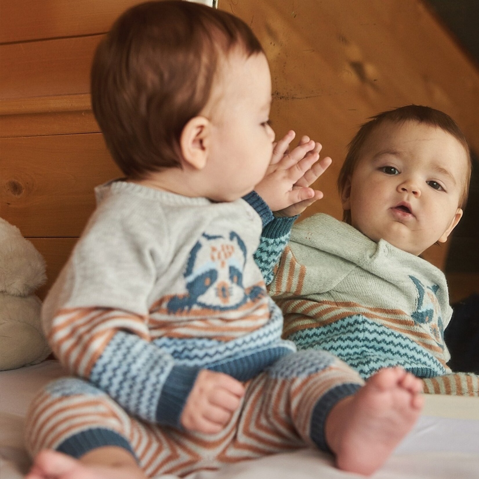 Deux par Deux DEUX PAR DEUX - Ensemble deux pièces - Chandail et pantalon en doux tricot gris à rayures 'Le mignon raton laveur'