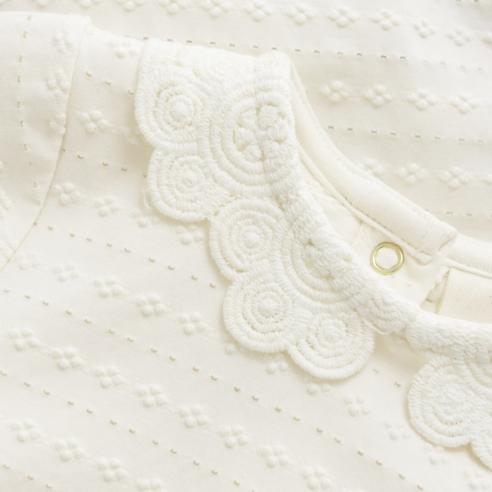 Minymo MINYMO - Creme-colored onesie with embroidery and round color