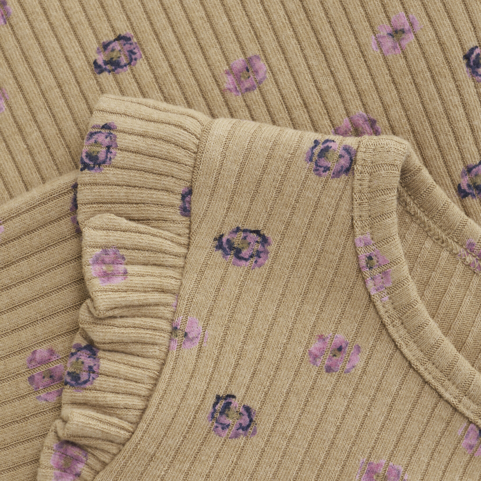 Minymo MINYMO - T-shirt à manches longues caramel côtelé avec imprimé de fleurs mauves et volants aux épaules