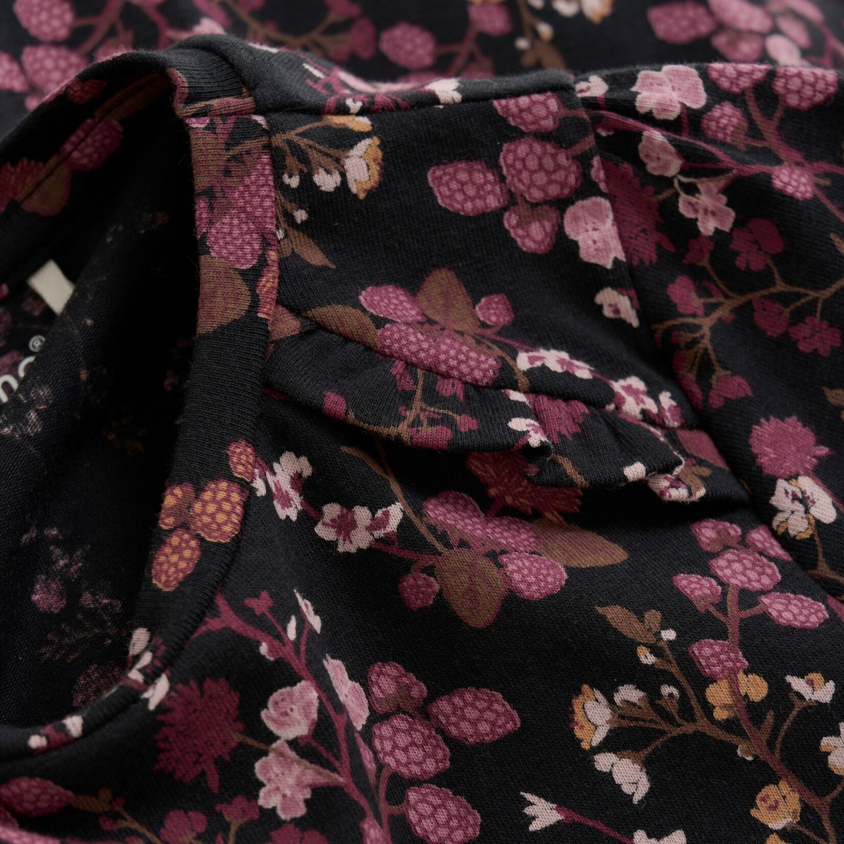 Minymo MINYMO - Robe marine avec des fleurs et baies violettes et roses