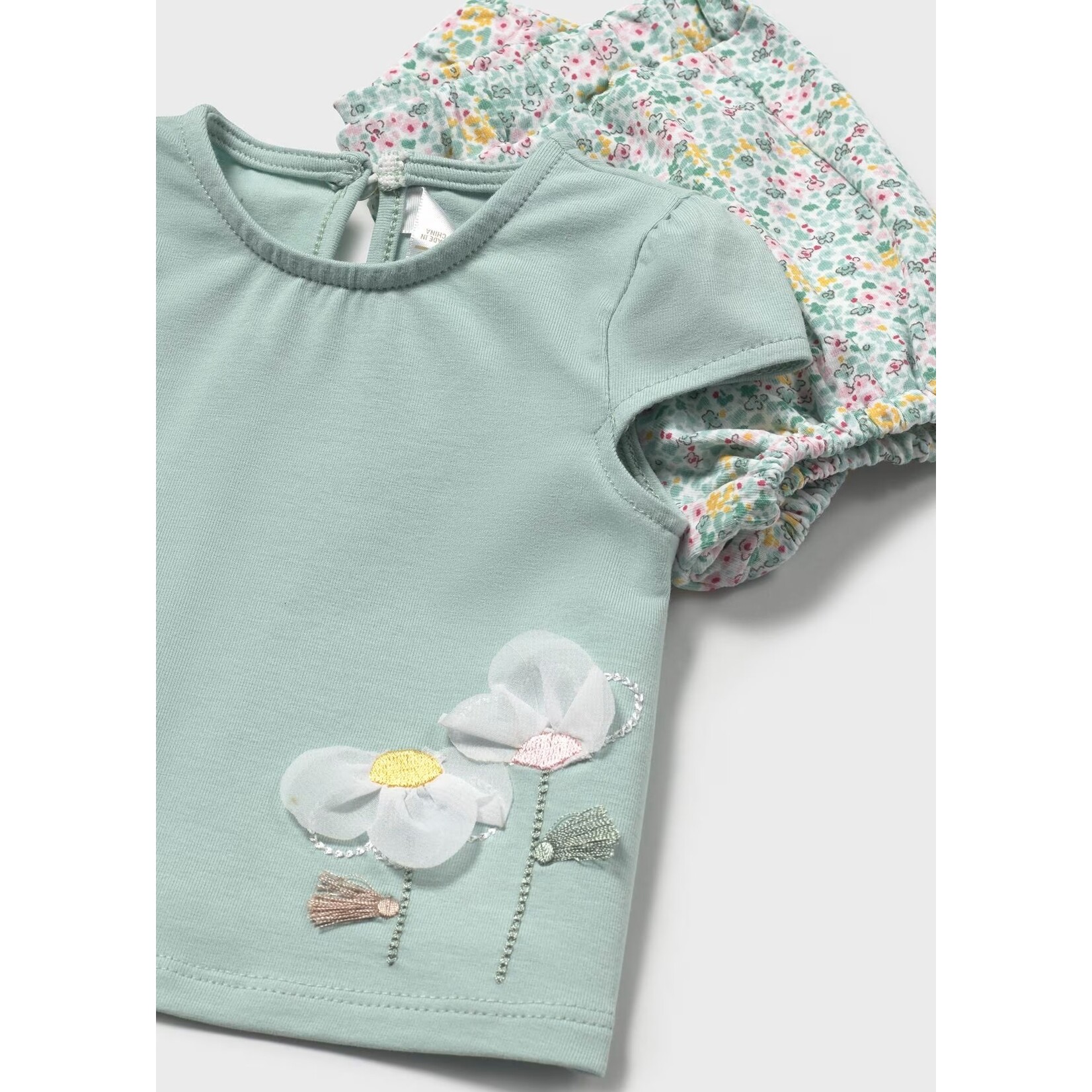 Mayoral MAYORAL - Ensemble  2 pièces avec t-shirt vert jade  avec appliqué de fleurs et shorts à motifs floraux
