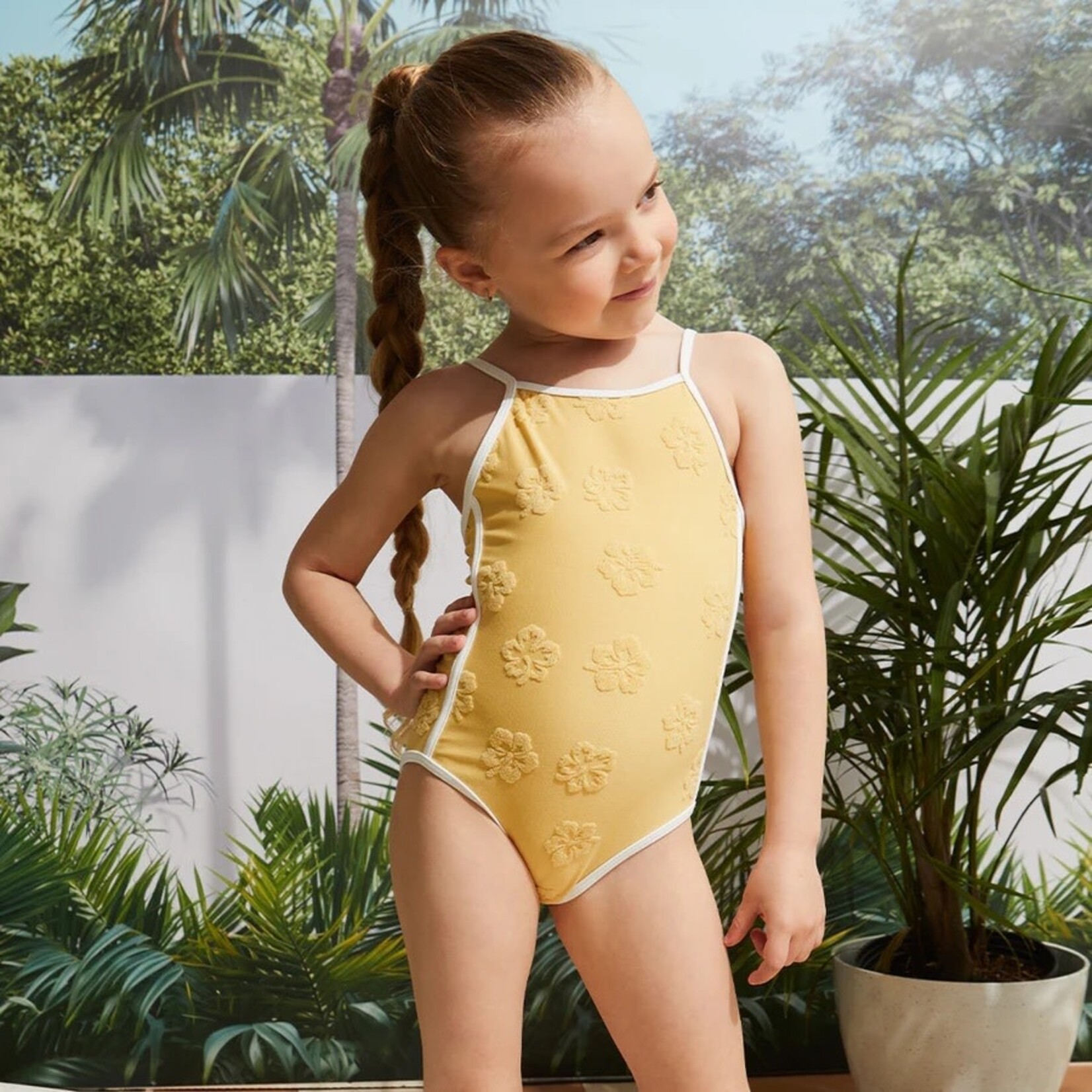 Miles the label MILES THE LABEL - Maillot une pièce jaune avec imprimé d'hibiscus en relief