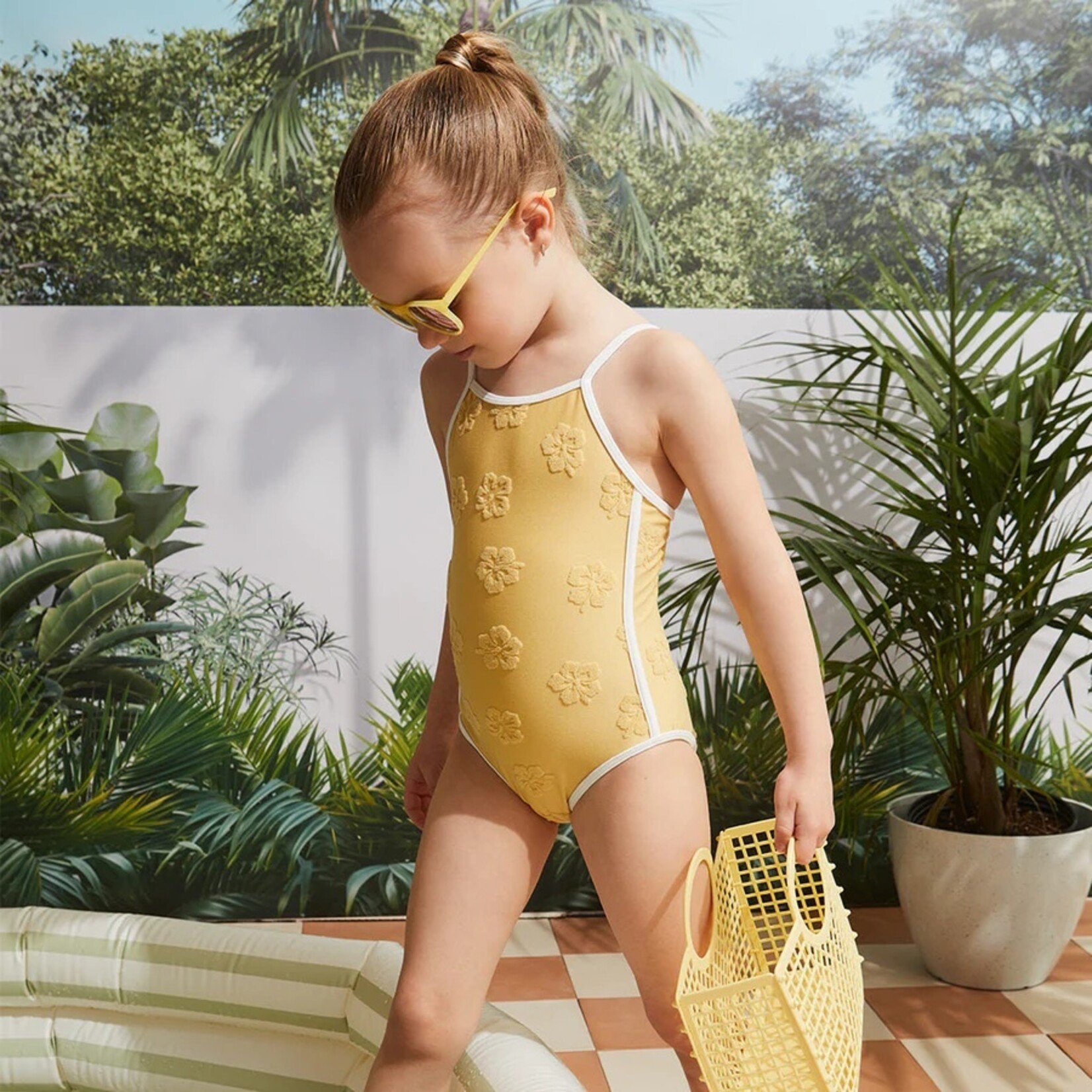 Miles the label MILES THE LABEL - Maillot une pièce jaune avec imprimé d'hibiscus en relief