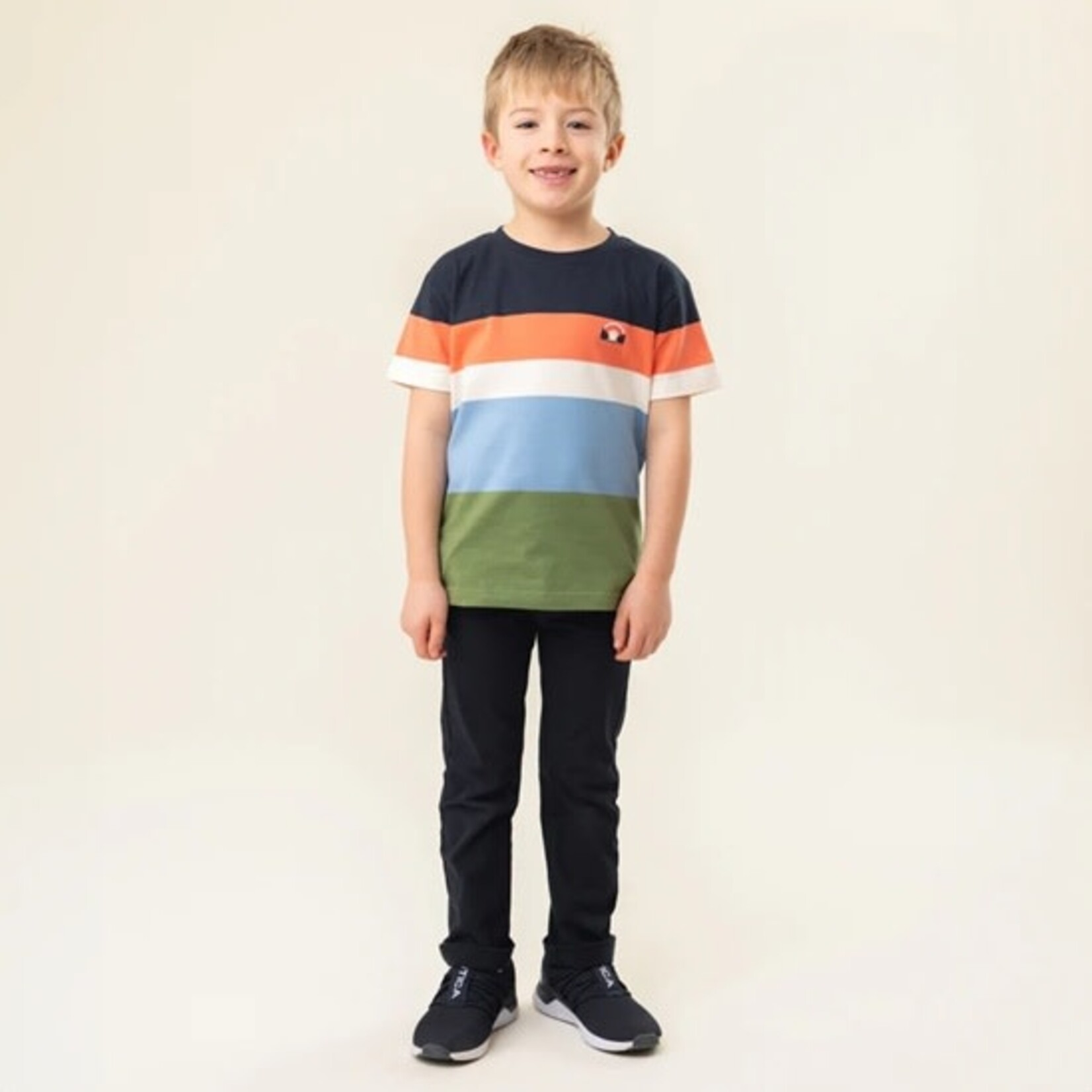 Nanö NANÖ - T-shirt rayé marine, orange, blanc, bleu clair et vert foncé avec imprimé de couché de soleil 'Destination plein air'