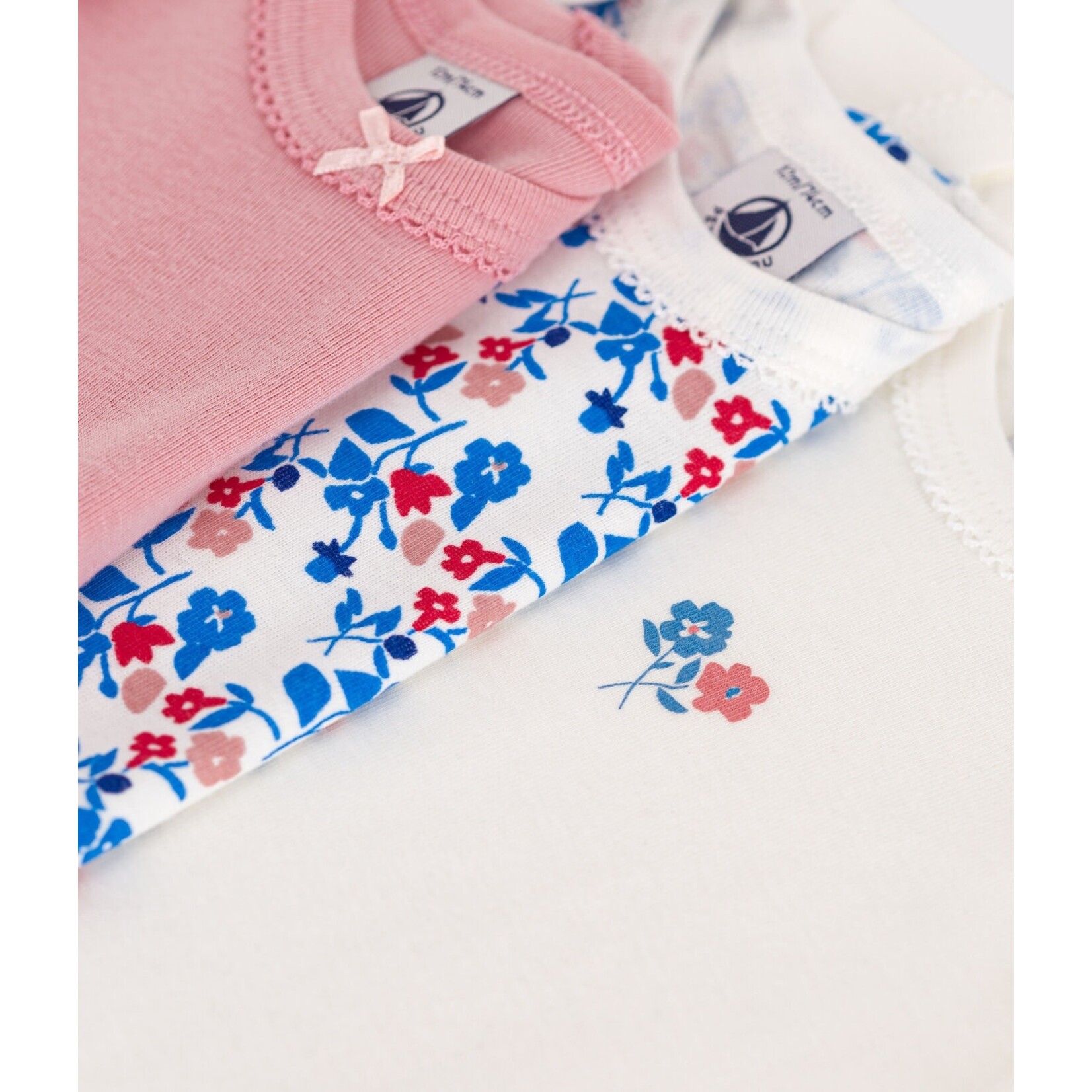 Petit Bateau PETIT BATEAU - Lot de 3 cache-couches manches courtes à col rond 'Rose poudre avec boucle/blanc avec petites fleurs/blanc avec motif intégral de fleurs colorées'
