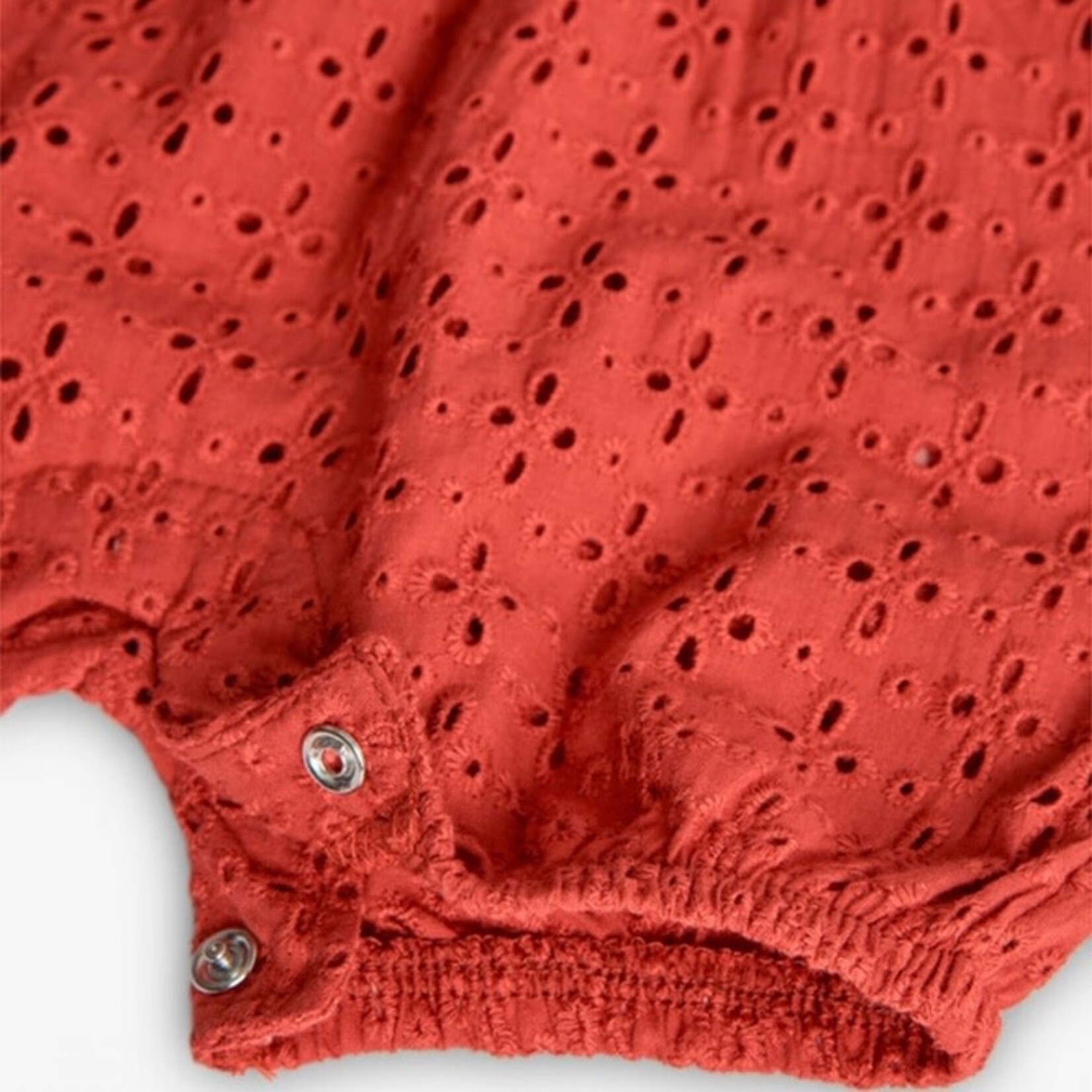 Boboli BOBOLI - Plain earth red romper in poplin and English lace embroidery