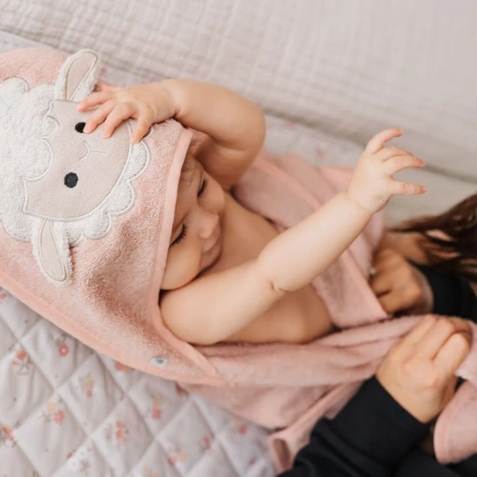 Perlimpinpin PERLIMPINPIN - Pink hooded bath towel 'Sheep'