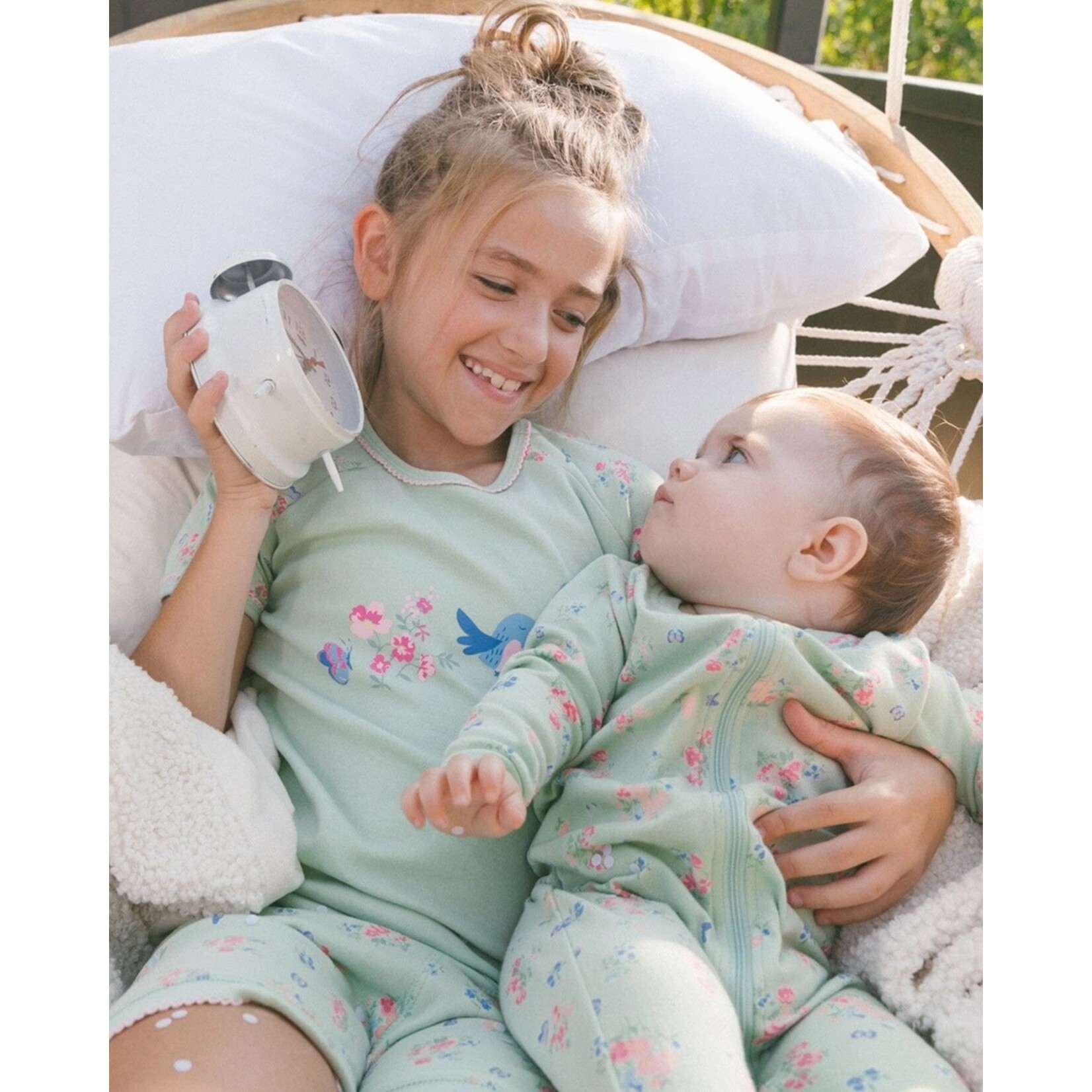 Deux par Deux DEUX PAR DEUX - Ensemble pyjama court (2 pcs.) en coton bio sauge claire avec imprimé de petites fleurs roses et bleues