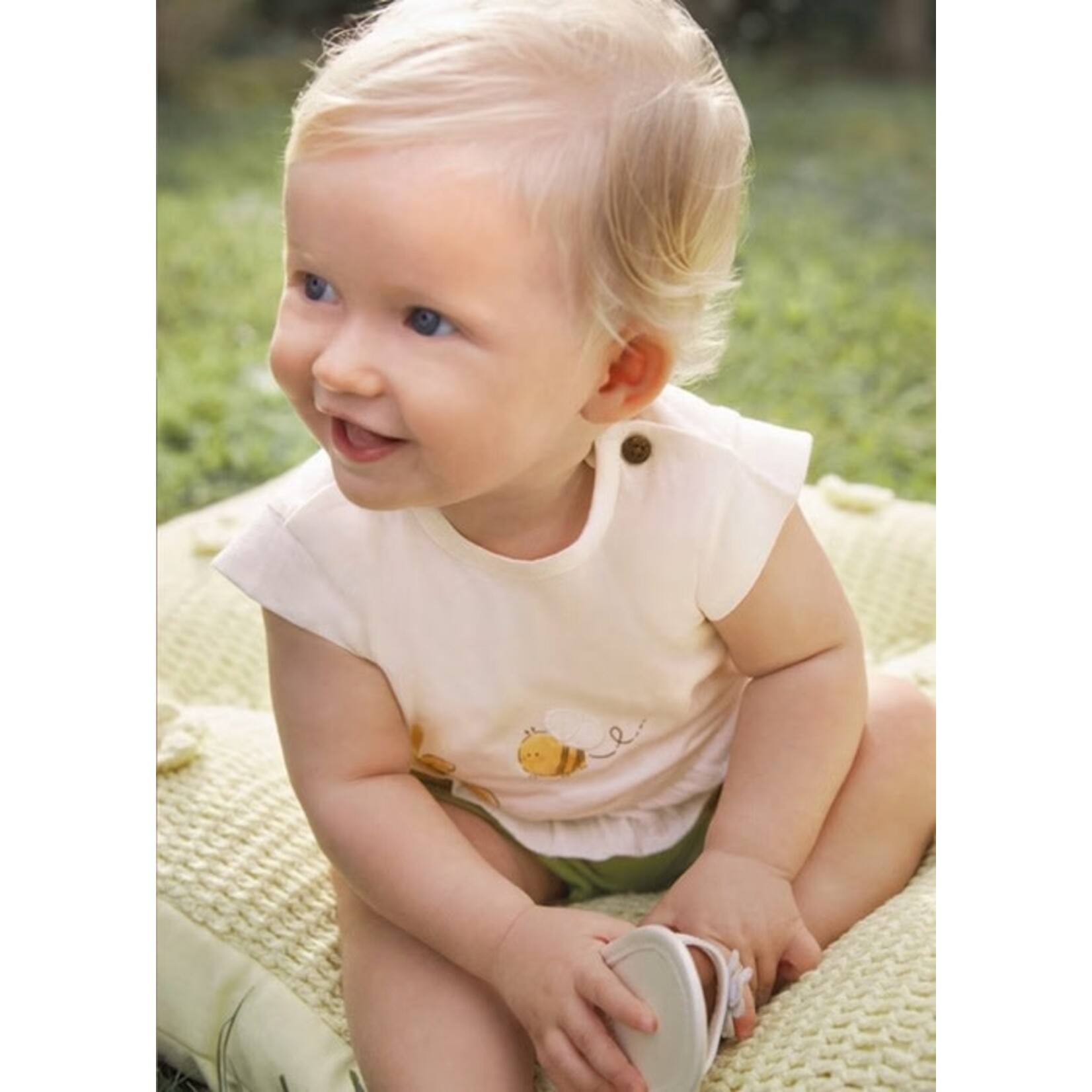 Mayoral MAYORAL - Ensemble 2 morceaux - T-shirt blanc avec imprimé de fleurs et d'abeilles avec un short vert