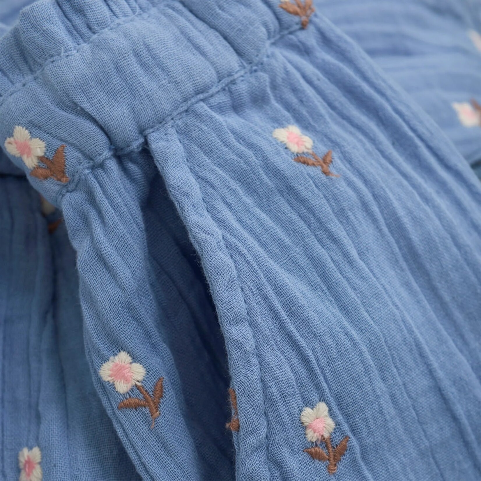 Enfant ENFANT - Short en mousseline bleu  avec broderies de fleurs blanches