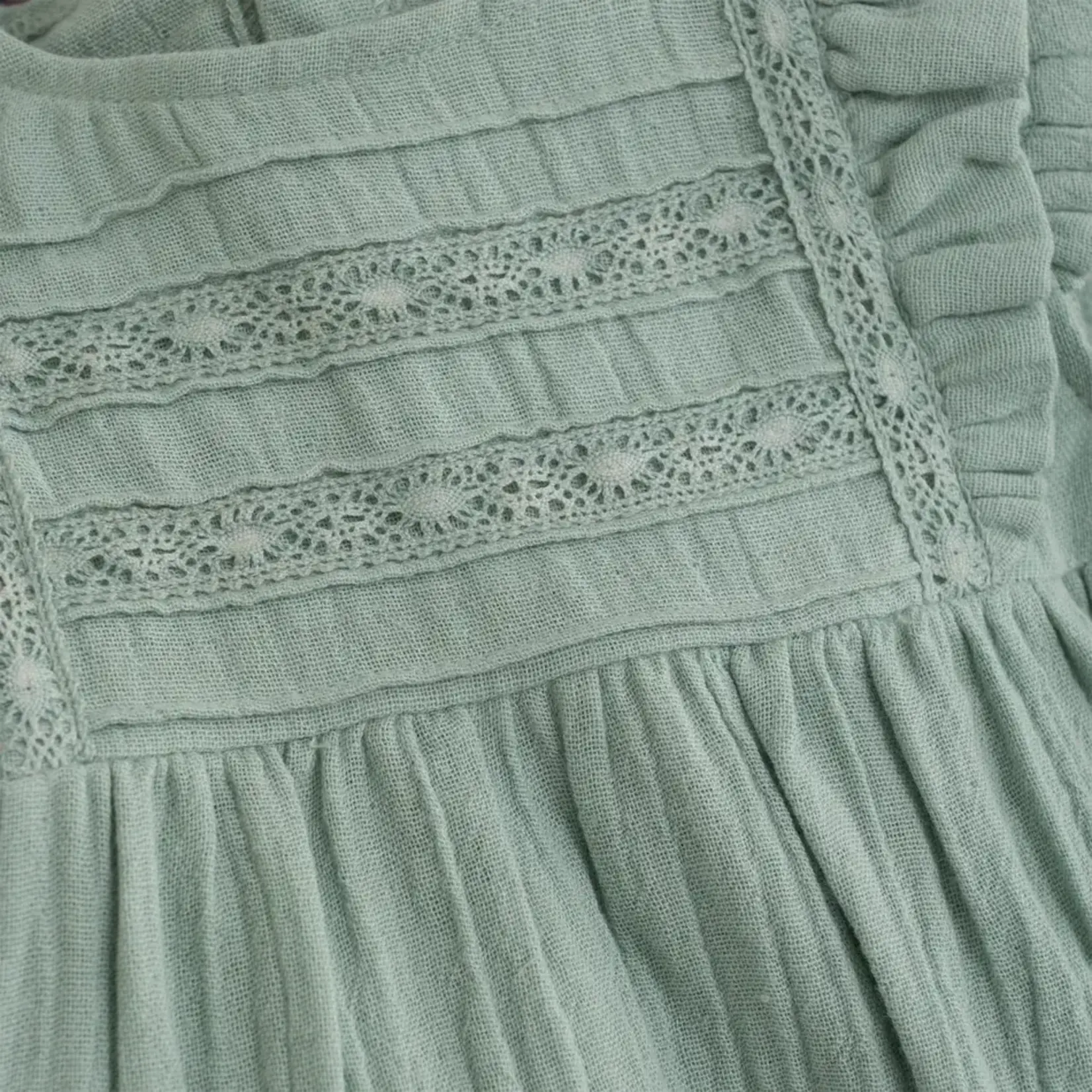 Enfant ENFANT - Soft muslin dress in green with embroidery on the front and flutter sleeves