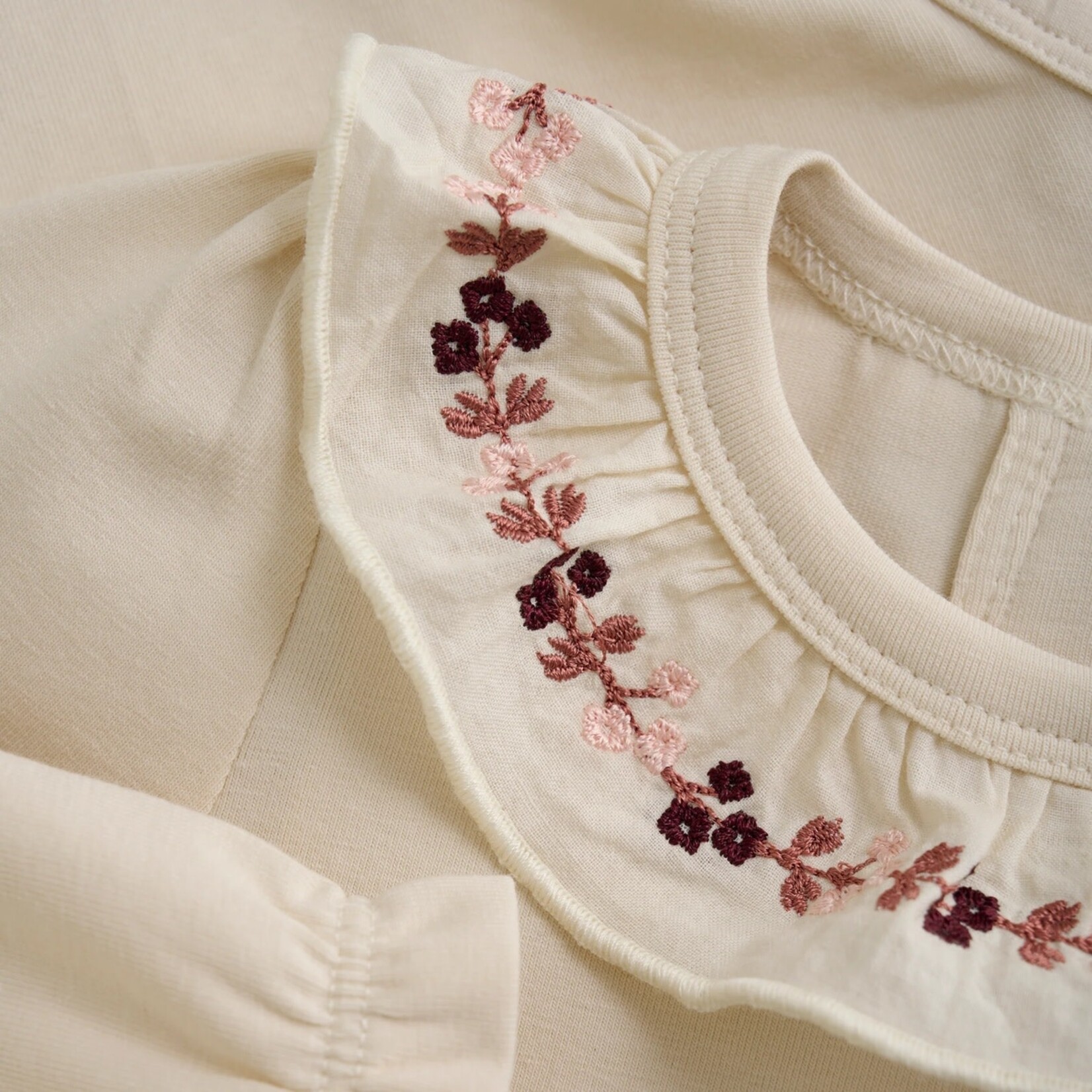 Minymo MINYMO - Long-sleeved bodysuit with pleated collar and embroidery