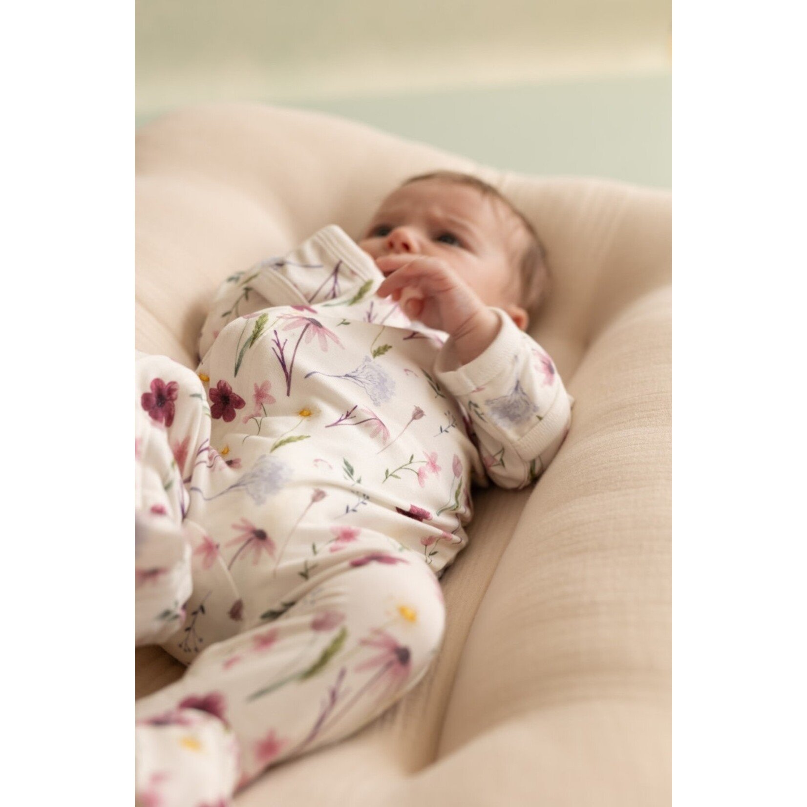 Coccoli COCCOLI - Pyjama une pièce pour bébé en modal blanc avec imprimé de fleurs