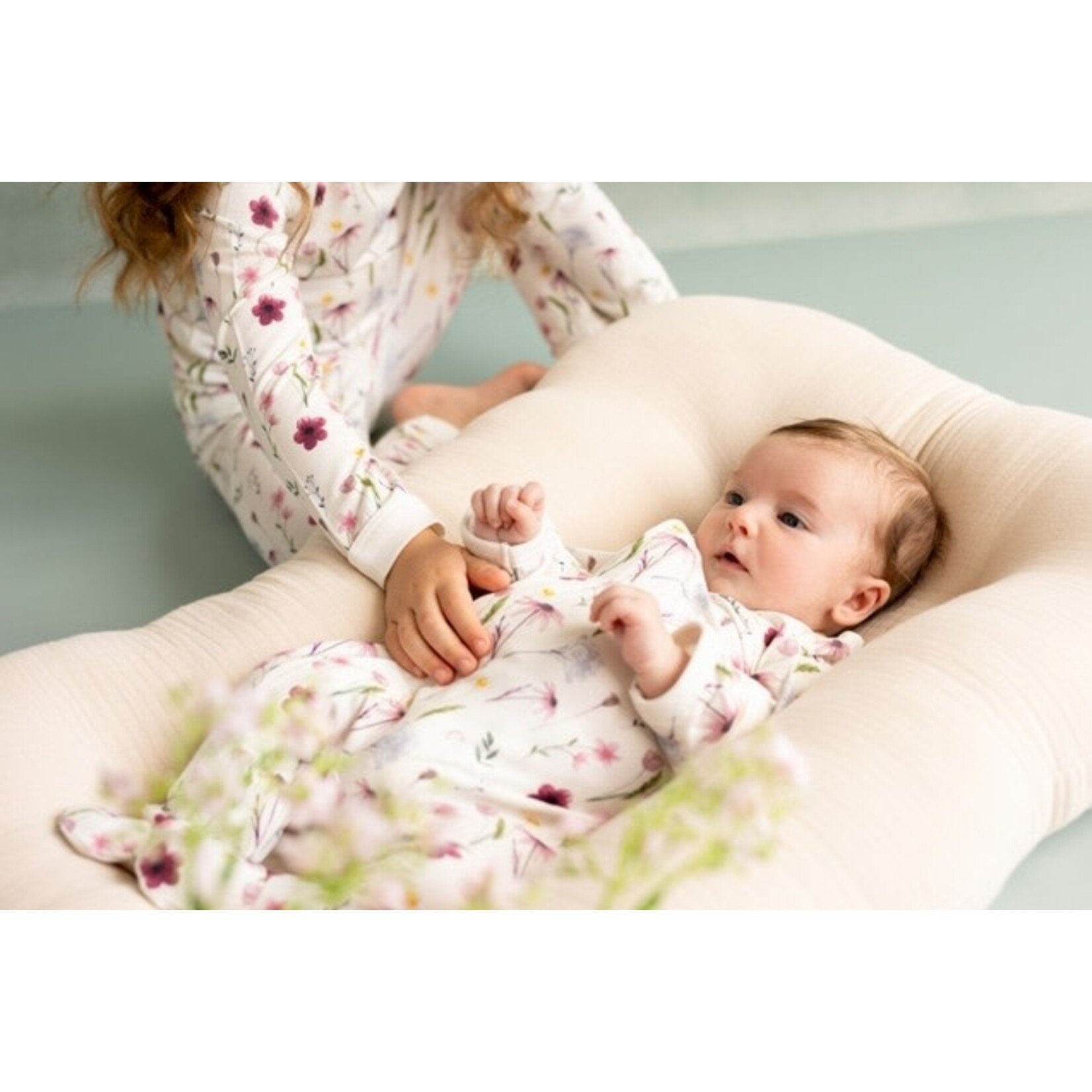 Coccoli COCCOLI - Pyjama une pièce pour bébé en modal blanc avec imprimé de fleurs