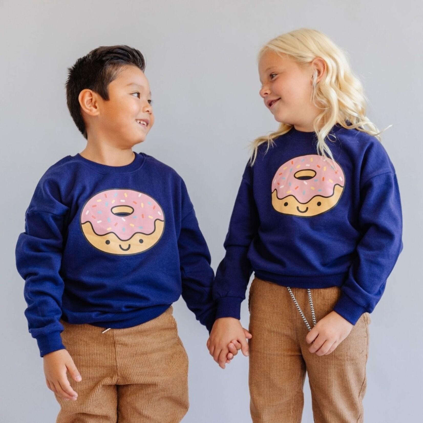 Whistle & Flute WHISTLE AND FLUTE - Chandail coton ouaté léger avec imprimé beigne 'Kawaii - Donut'