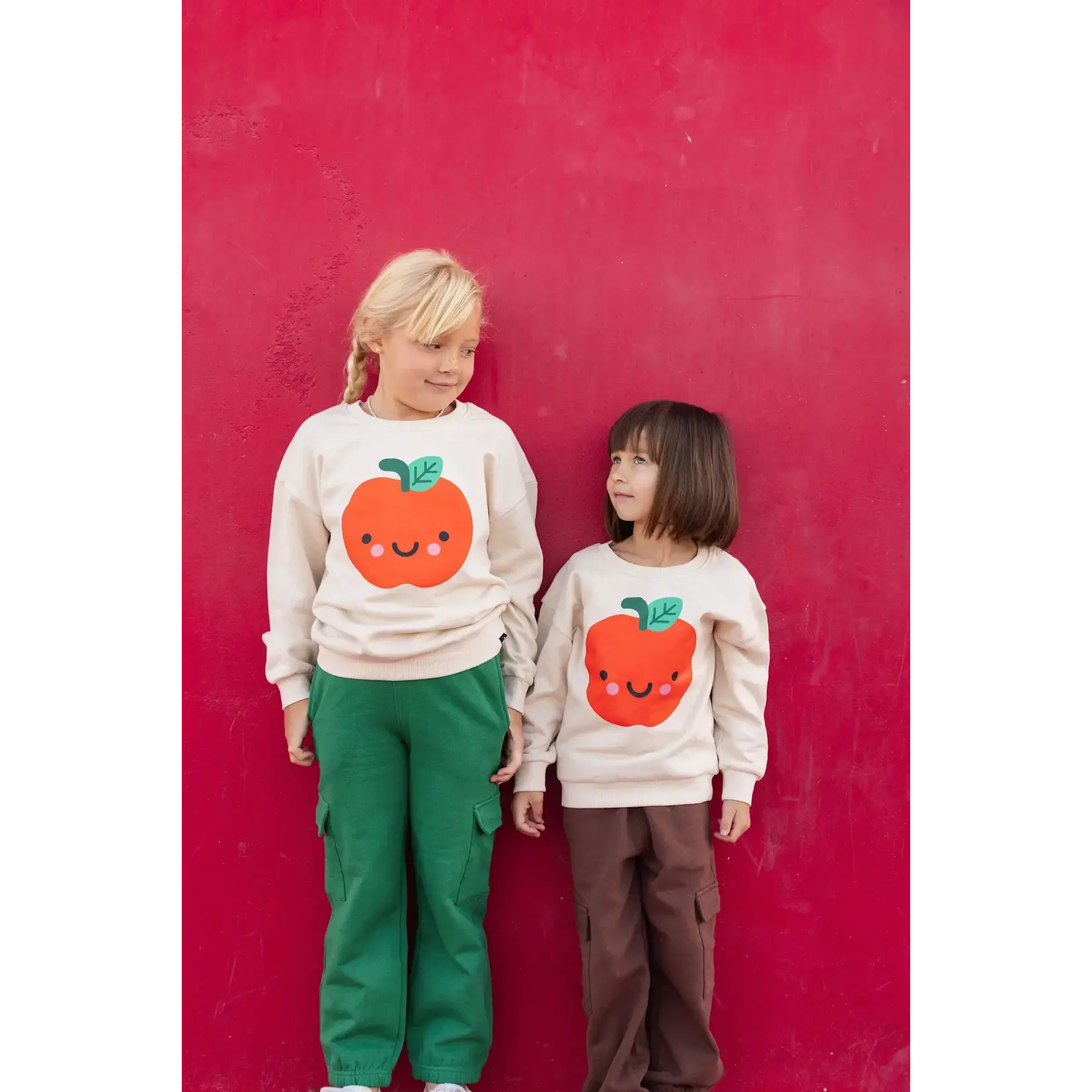 Whistle & Flute WHISTLE AND FLUTE - Chandail coton ouaté léger avec imprimé pomme 'Kawaii - Happy Apple'