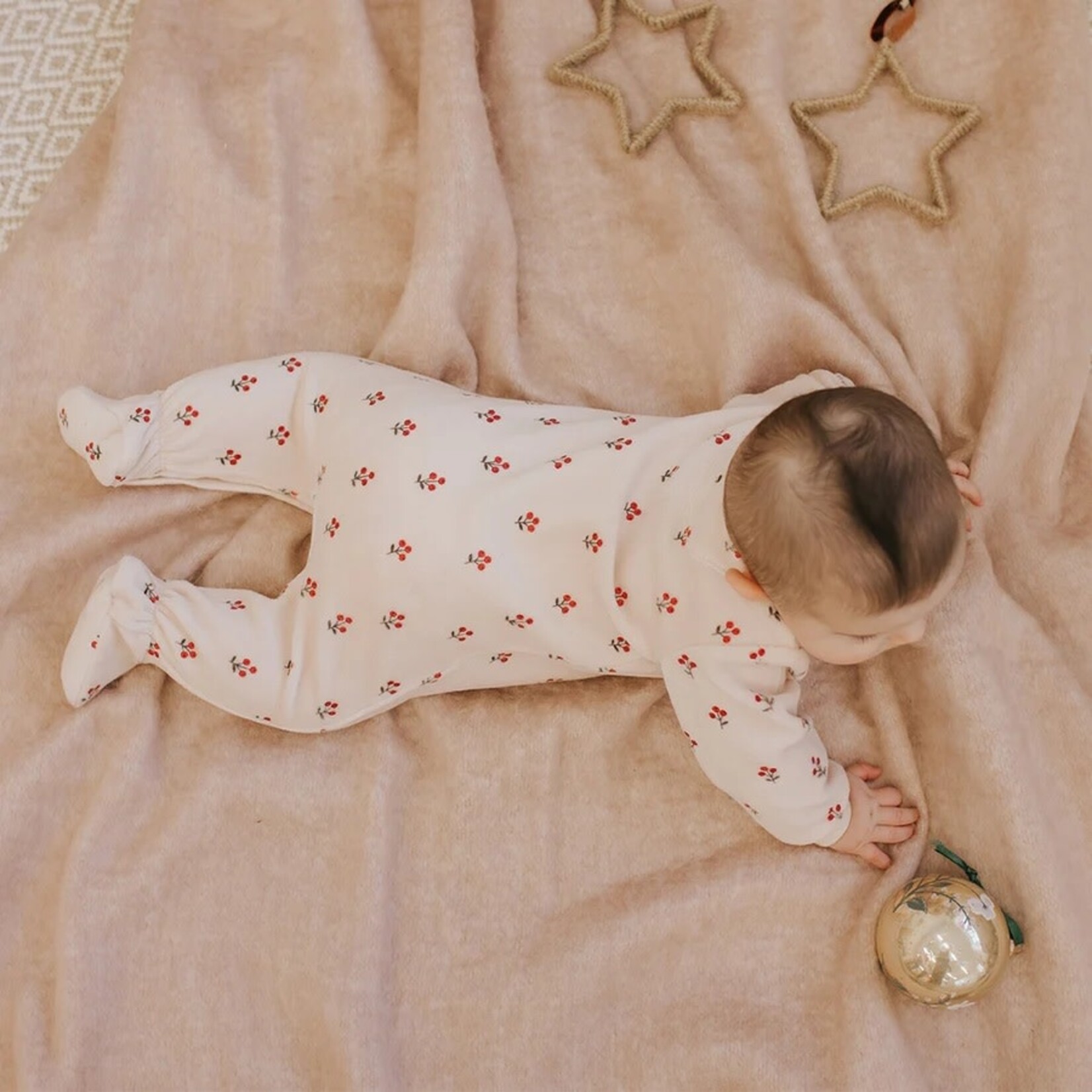 Petit Lem PETIT LEM - Pyjama de bébé en velours rose clair imprimé baie d’hiver