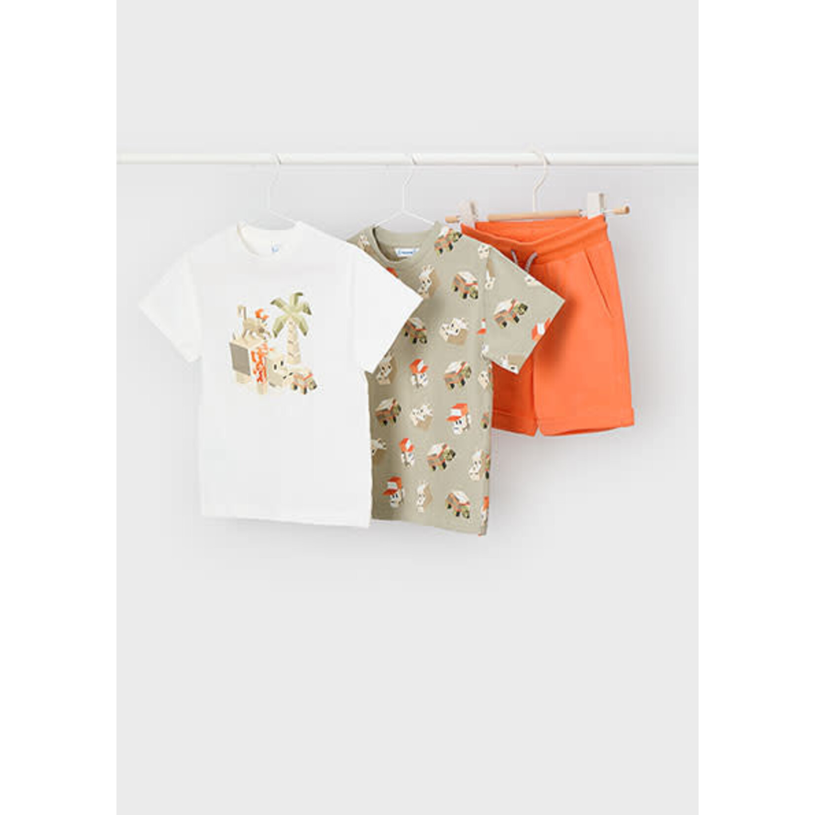 Mayoral MAYORAL - Ensemble 3 pièces - Deux t-shirt à manches courtes avec imprimé d'animaux de la savane cubique et un short orange