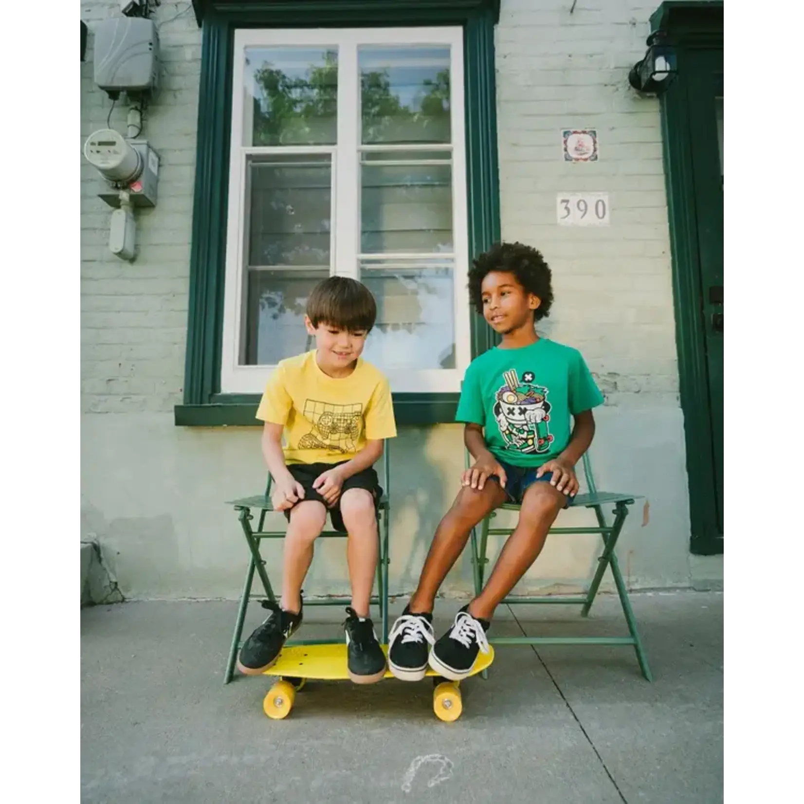 Deux par Deux DEUX PAR DEUX- T-shirt jersey vert avec imprimé d'un bol de ramen qui fait du skate ' B.O.Y.S.'