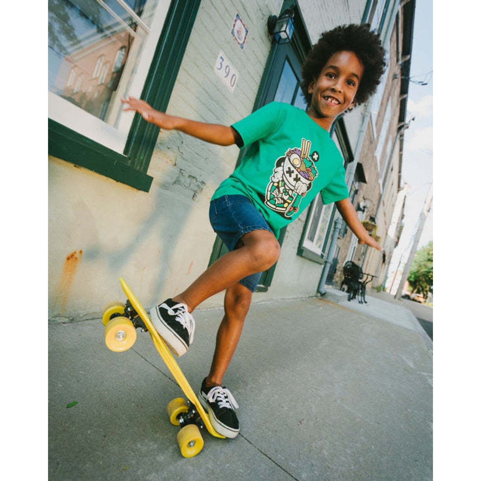 Deux par Deux DEUX PAR DEUX- T-shirt jersey vert avec imprimé d'un bol de ramen qui fait du skate ' B.O.Y.S.'