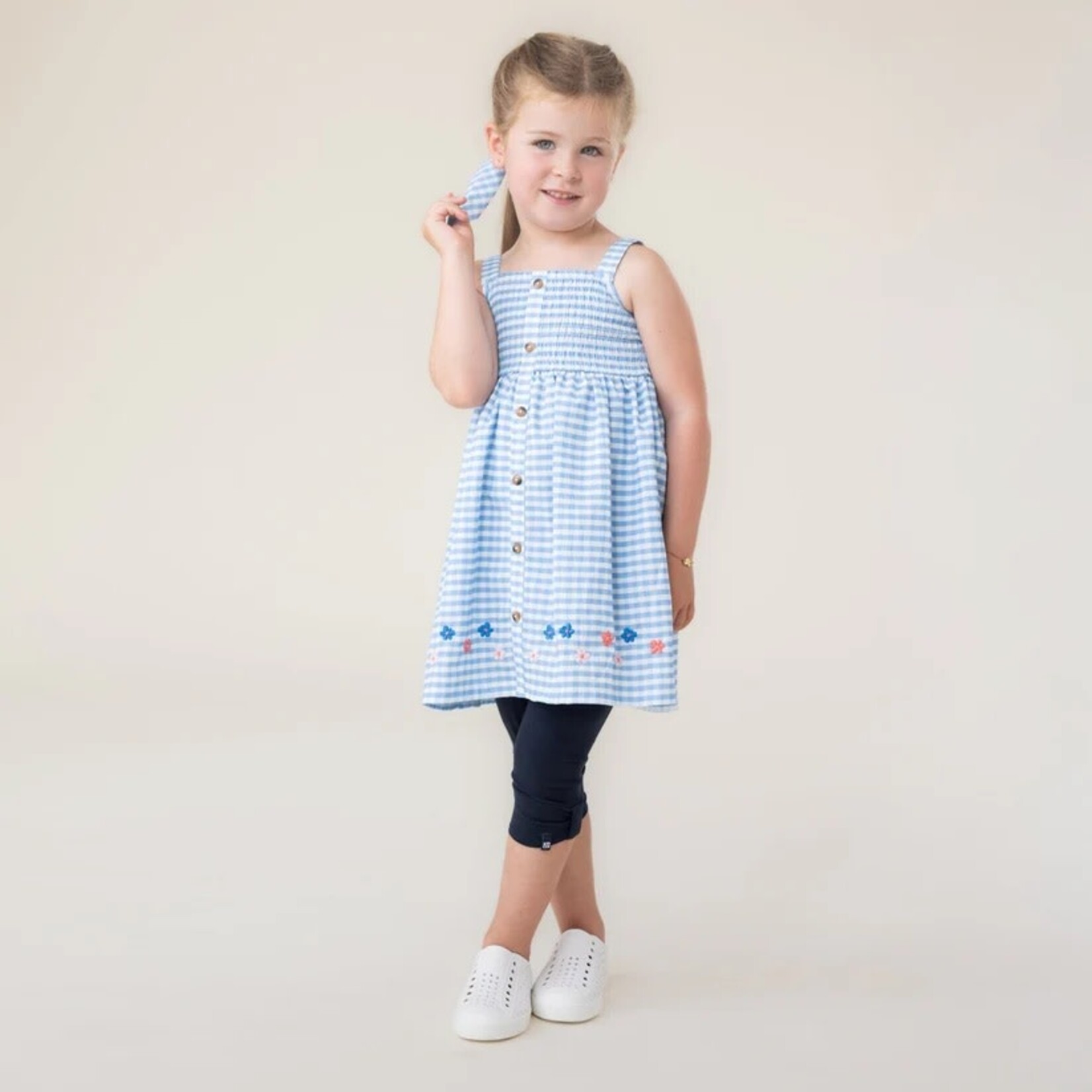 Nanö NANÖ - Robe à bretelles en vichy bleu et blanc froissé et broderie de fleurs 'Vacances à la mer'