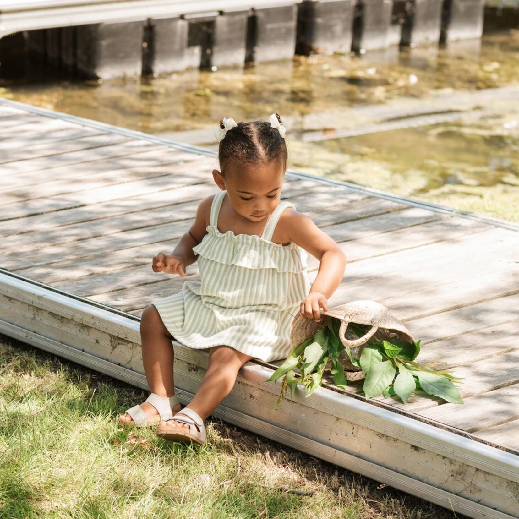 Petit Lem PETIT LEM - Ensemble robe à bretelles et couvre-couche en tissu éponge à rayures sauges et blanches
