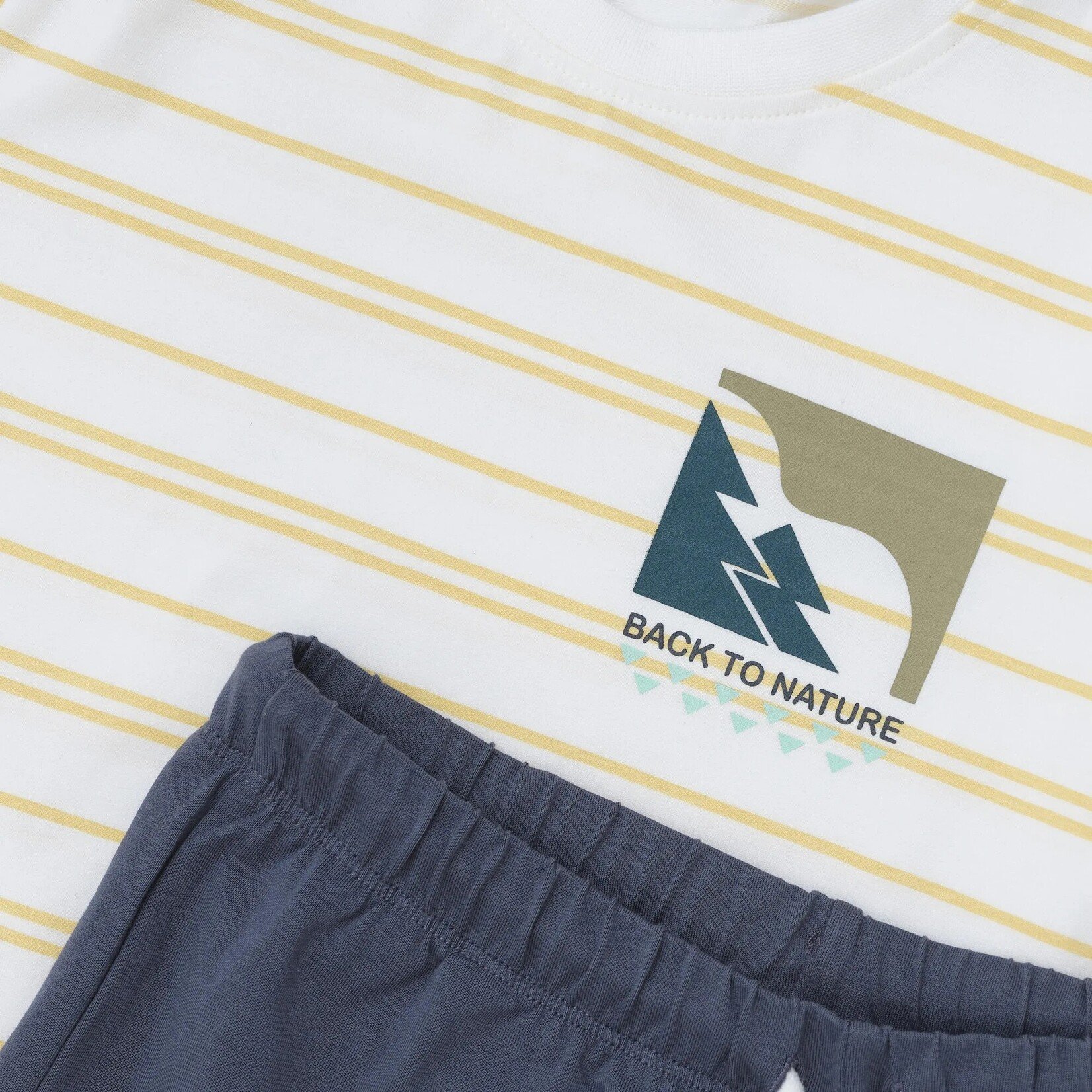 Color Kids COLORKIDS - Ensemble 2 pièces composé d'un t-shirt blanc ligné jaune et un short bleu marin