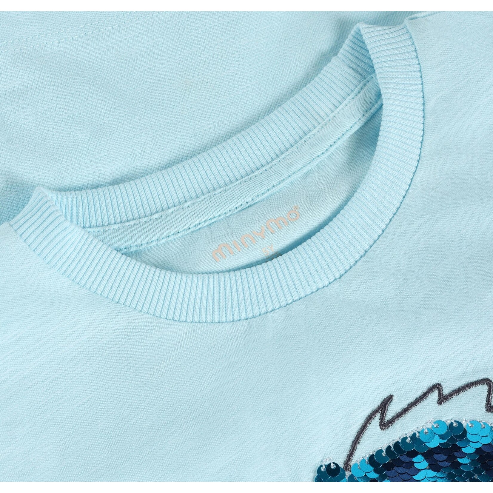 Minymo MINYMO - T-shirt bleu pâle avec caméléon en sequins bleus et argentés