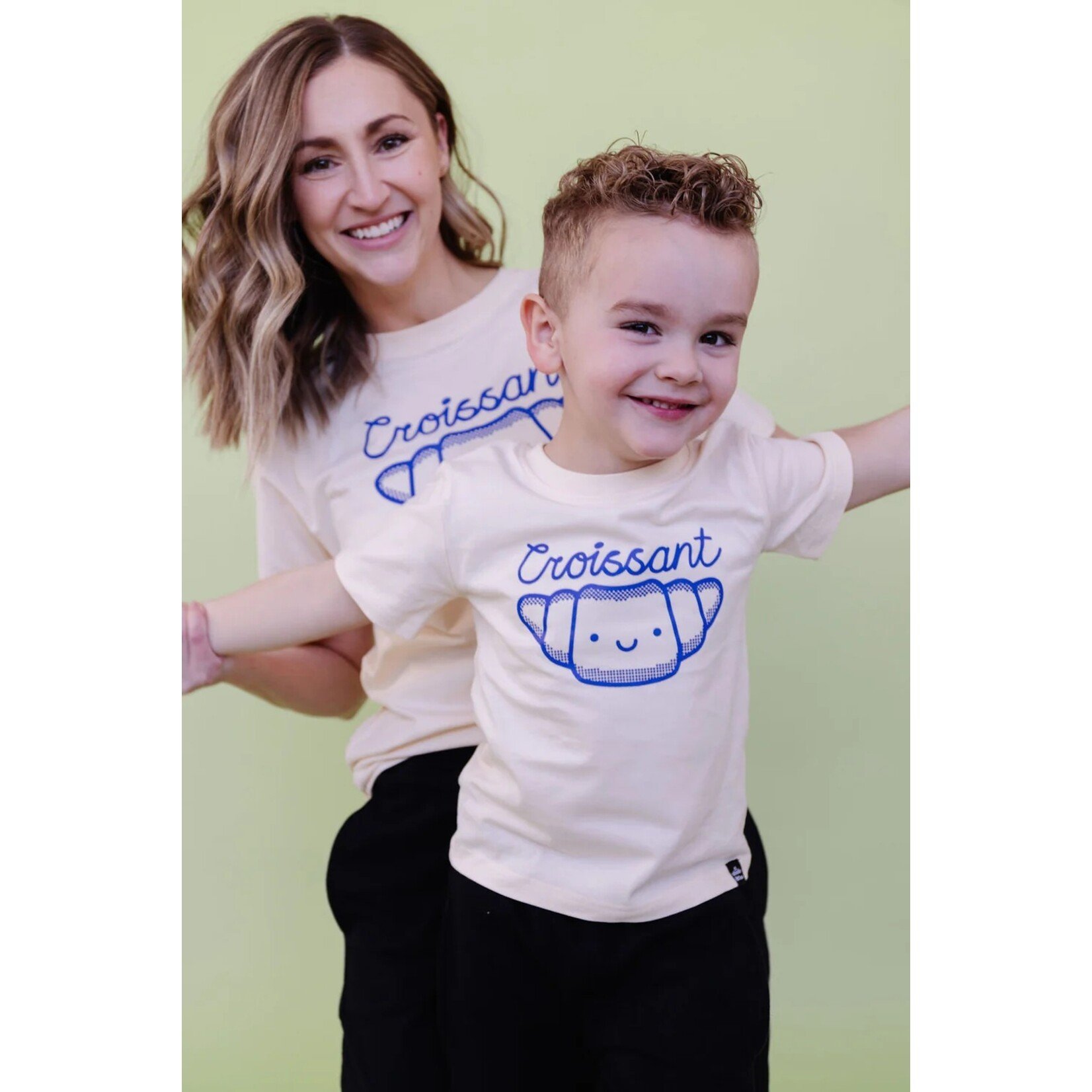 Whistle & Flute WHISTLE AND FLUTE - T-shirt blanc avec un imprimé bleu 'Kawaii - Croissant'